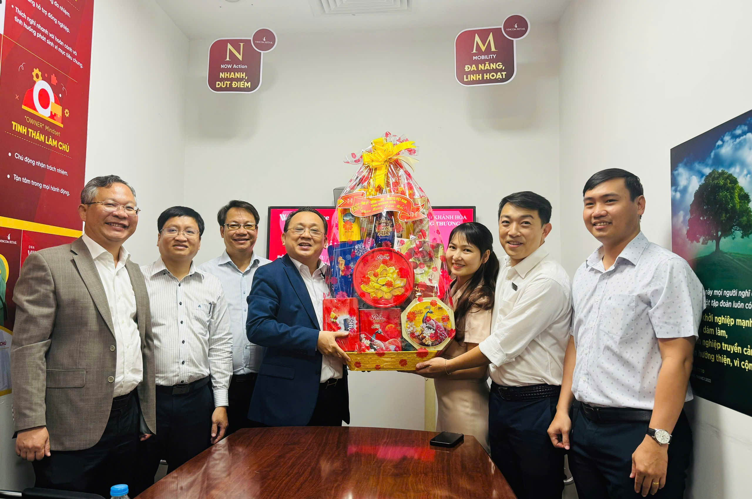 Ông Lê Hữu Hoàng trao quà cho đại diện Winmart Trần Phú