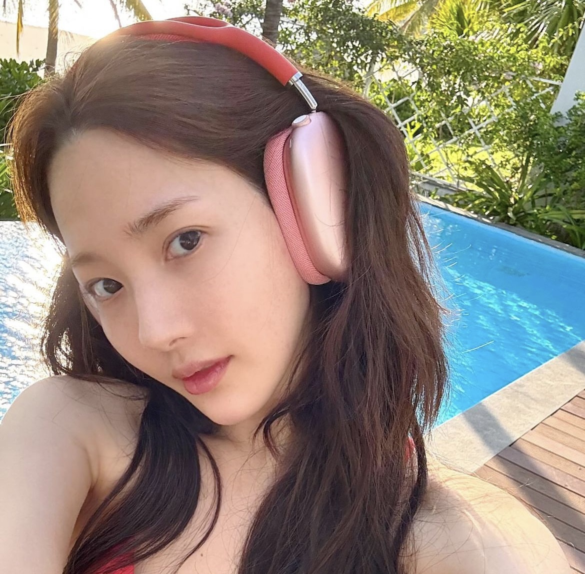 Những hình ảnh diễn viên Park Min Young nghỉ dưỡng ở Nha Trang đã thu hút sự chú ý của khách Hàn Quốc