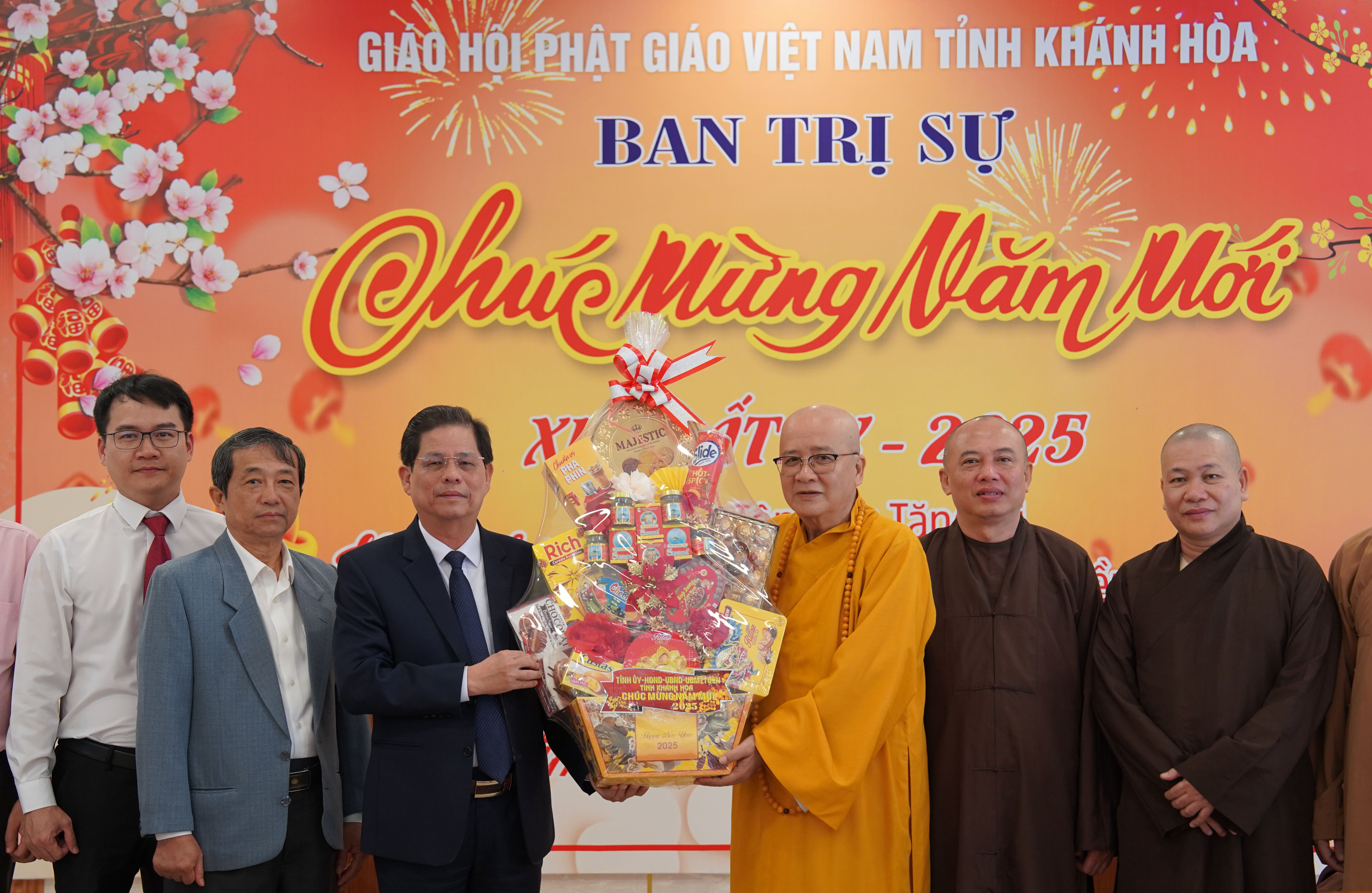 Chủ tịch UBND tỉnh Nguyễn Tấn Tuân thăm, chúc mừng Ban Trị sự Giáo hội Phật giáo tỉnh và Ban Đại diện Hội thánh Cao đài Tòa thánh Tây Ninh tỉnh Khánh Hòa