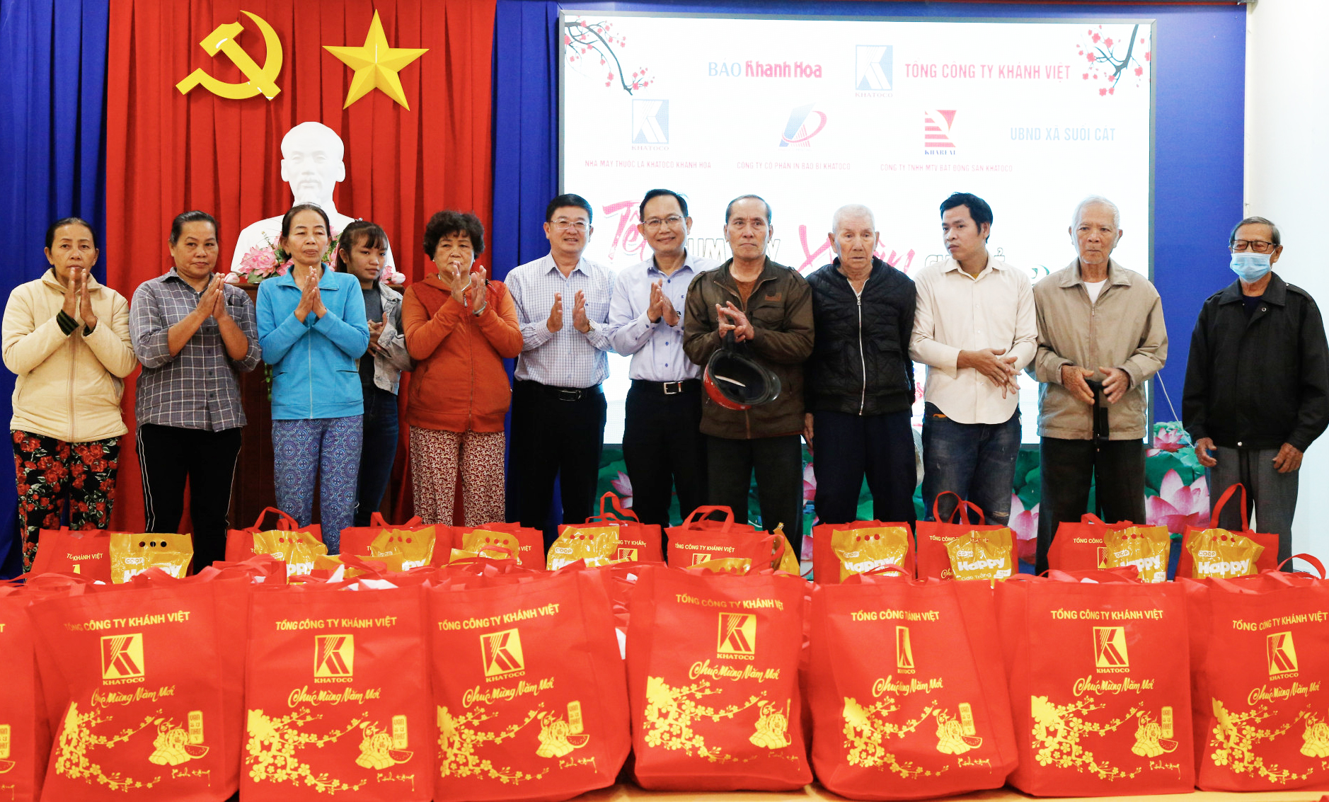 Tổng Công ty Khánh Việt và Báo Khánh Hòa trao 500 phần quà Tết tại xã Suối Cát và xã Suối Tân