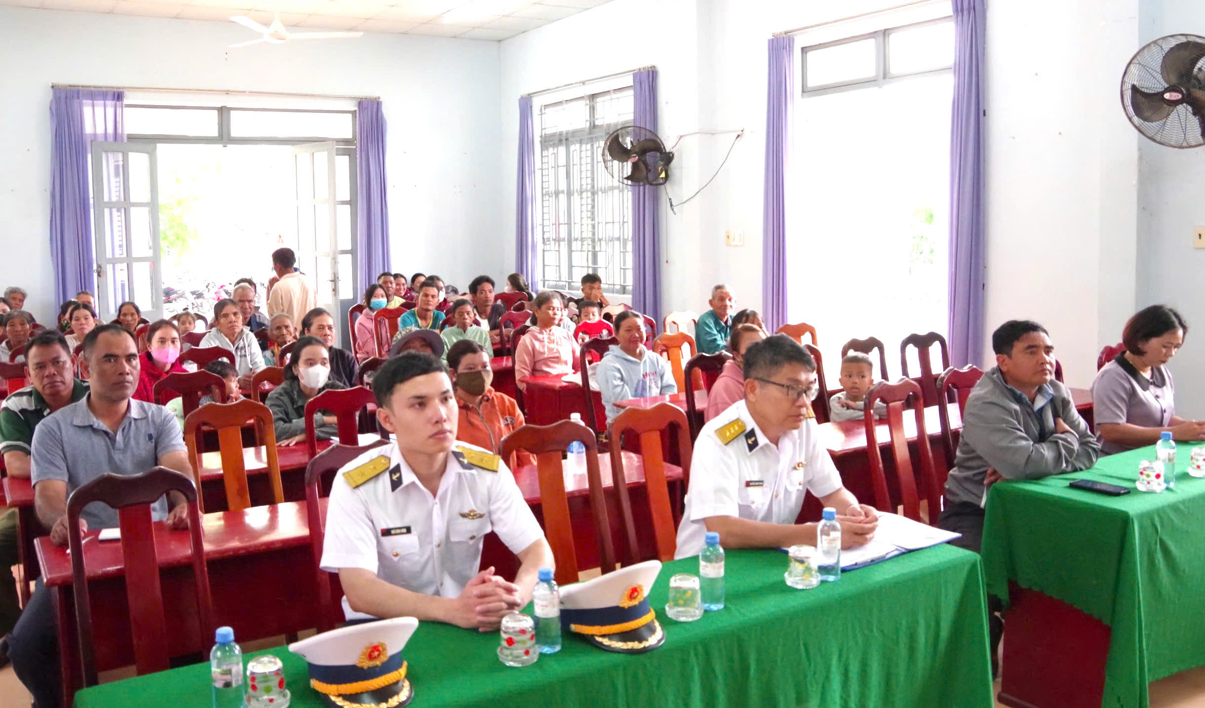 Quang cảnh buổi tặng quà tại xã Cam Thịnh Tây