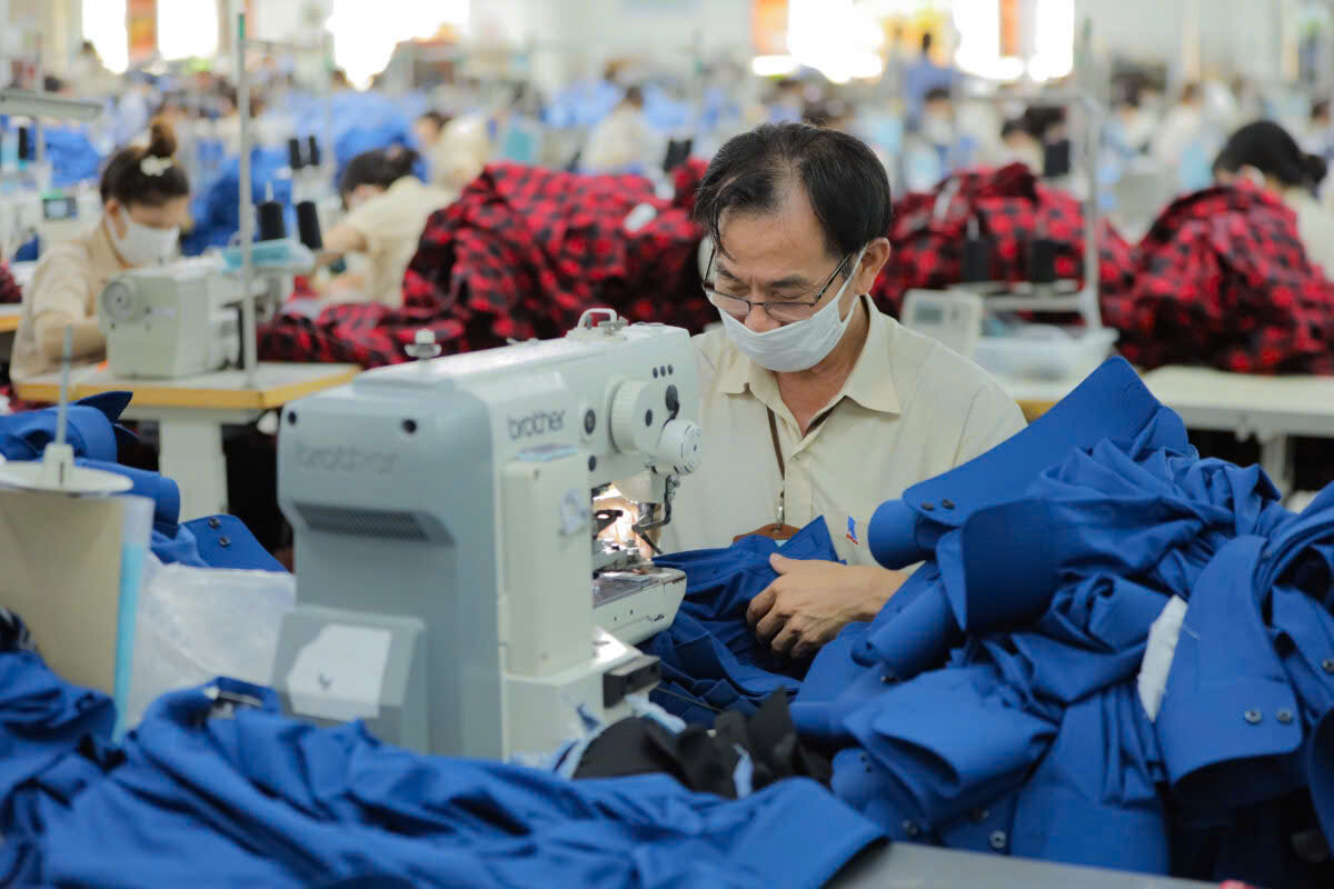 Sản xuất tại Xí nghiệp May Khatoco 
ở Cụm Công nghiệp và Chăn nuôi Ninh Ích 
(thị xã Ninh Hòa).