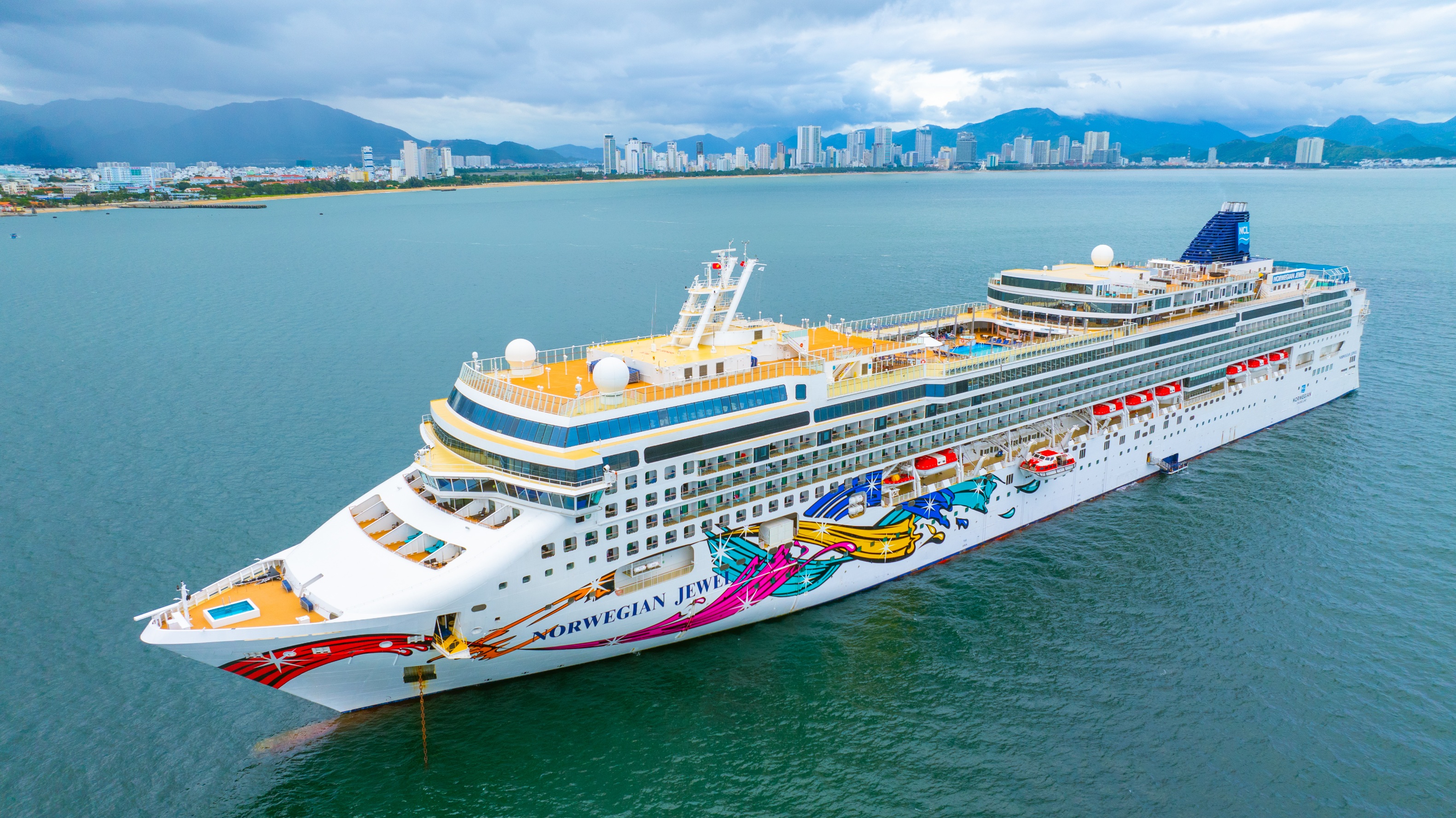 Tàu du lịch quốc tế đến Nha Trang. Ảnh: Quốc Bảo