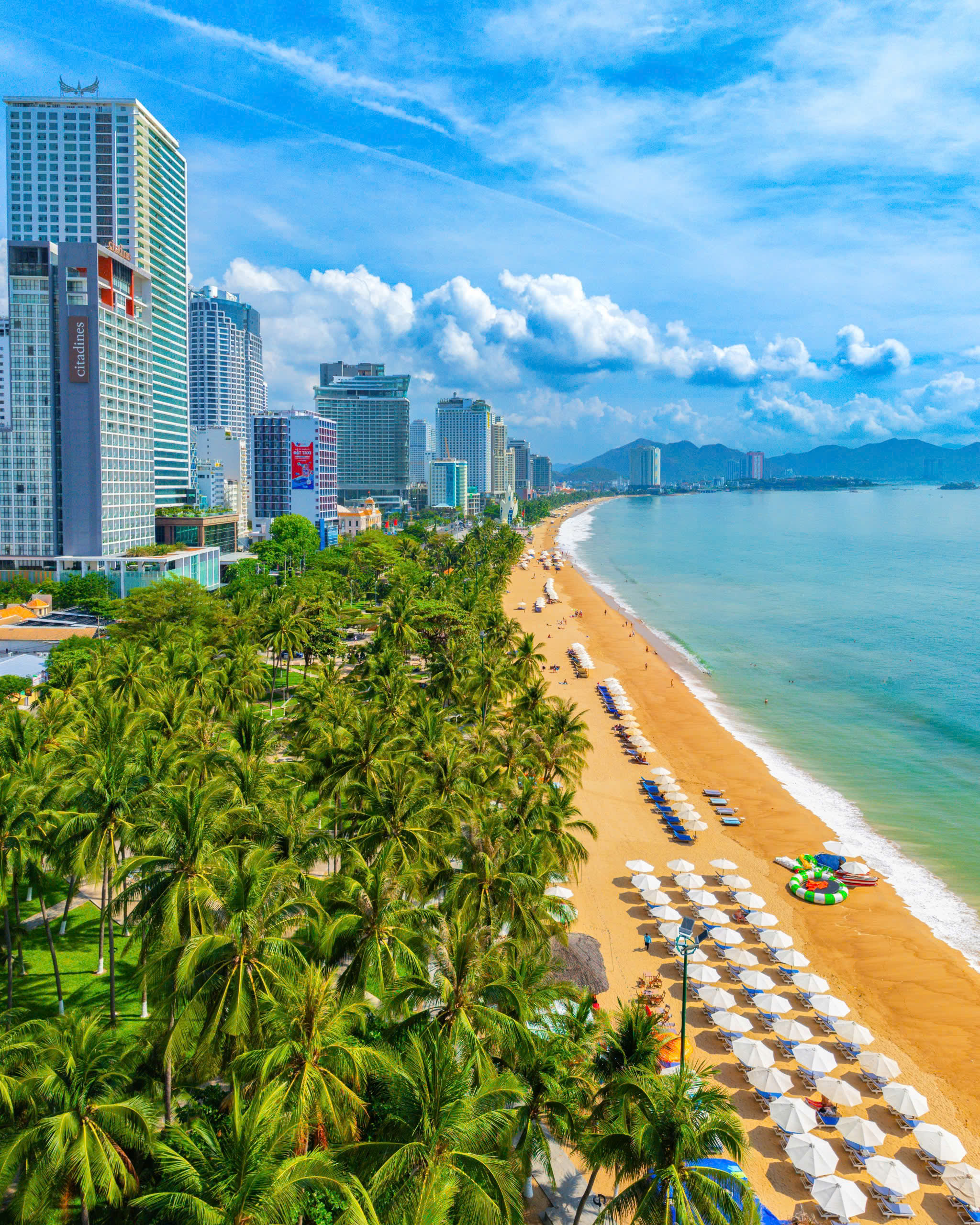 Thành phố Nha Trang bên bờ vịnh xanh. Ảnh: VƯƠNG MẠNH CƯỜNG