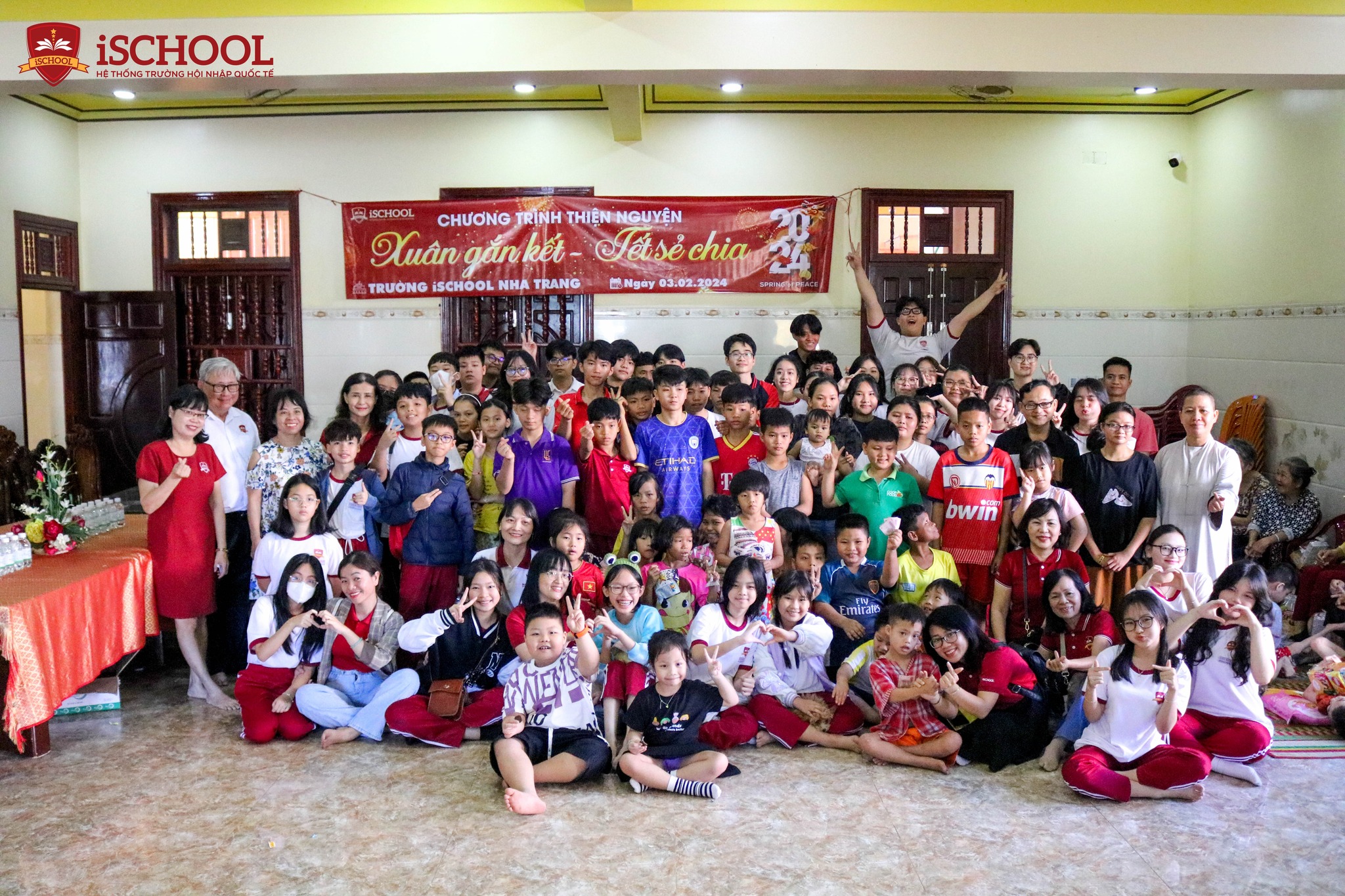 Thầy trò Trường iSchool Nha Trang thăm, tặng quà Mái ấm Anh Đào, thị xã Ninh Hòa.