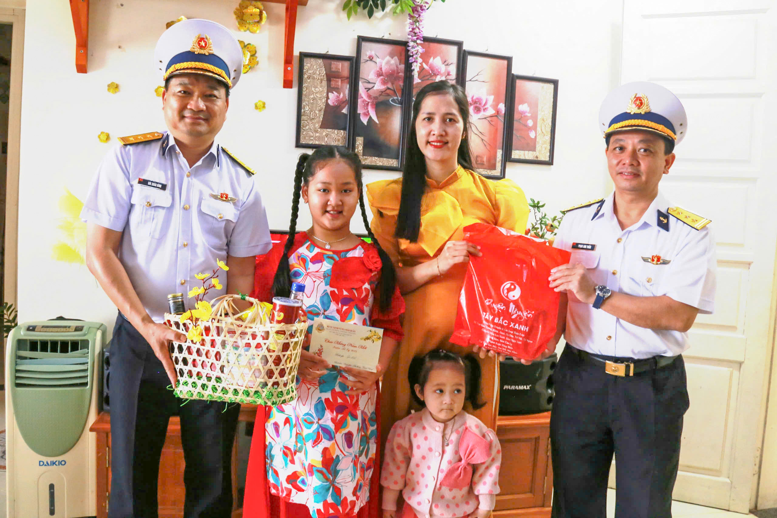 Thủ trưởng Bộ Tư lệnh Vùng tặng quà cho gia đình có chồng đang công tác trên quần đảo Trường Sa.