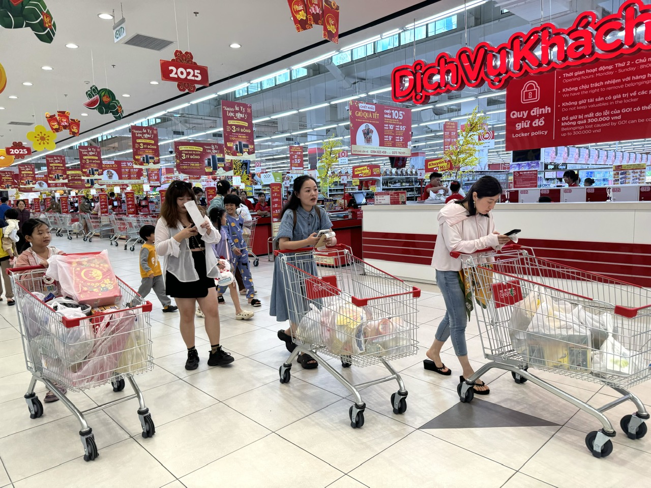 Trong các xe hàng được mua đều không thiếu mặt hàng bánh kẹo