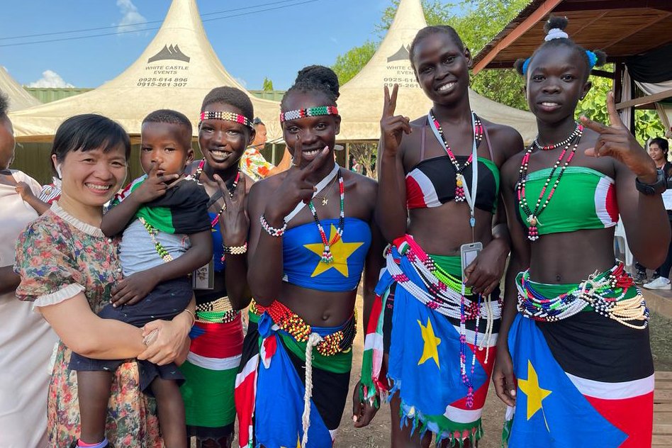 Trung tá Bùi Thị Minh Nguyệt giao lưu với người dân địa phương ở Nam Sudan.