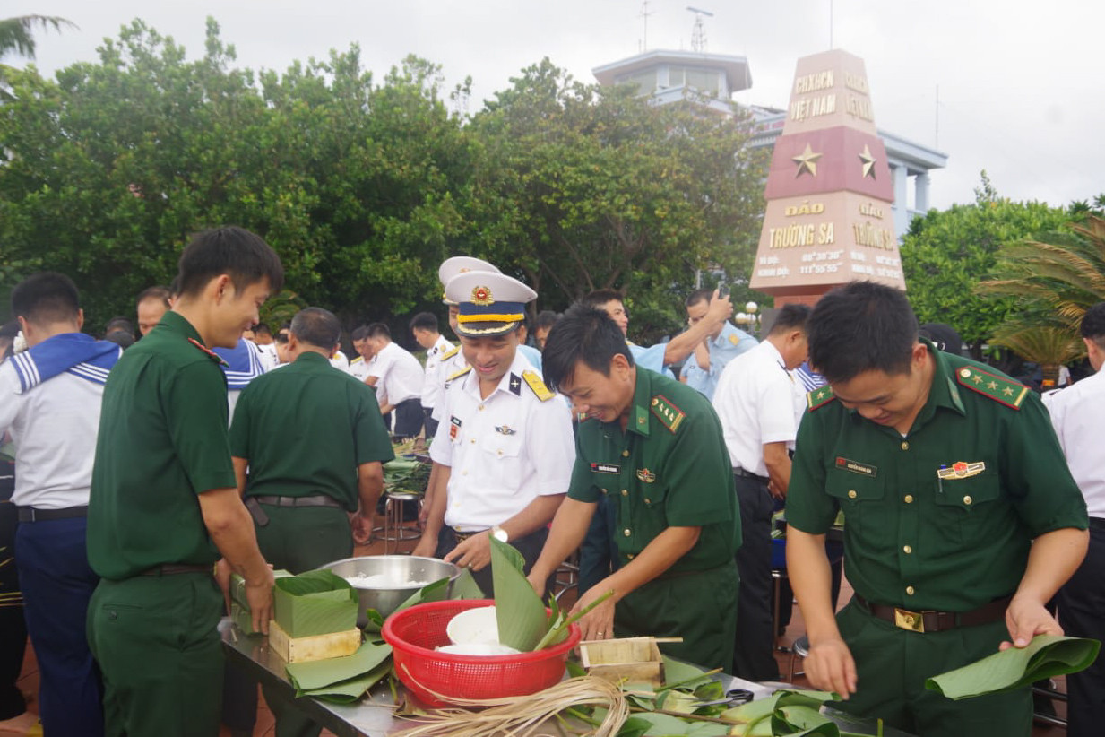 Sôi nổi thi gói bánh chưng xanh trên đảo Trường Sa.