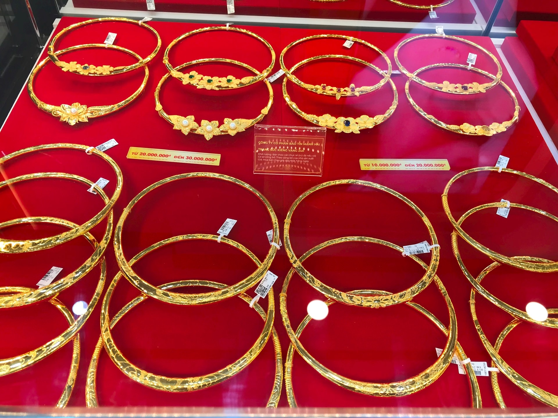 Đầu tuần, giá vàng và USD cùng giảm