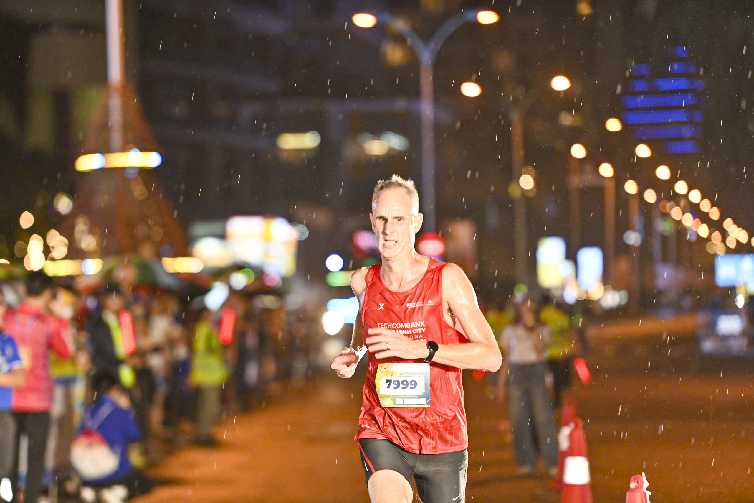 Dấu ấn những runner nước ngoài trên cung đường biển đêm