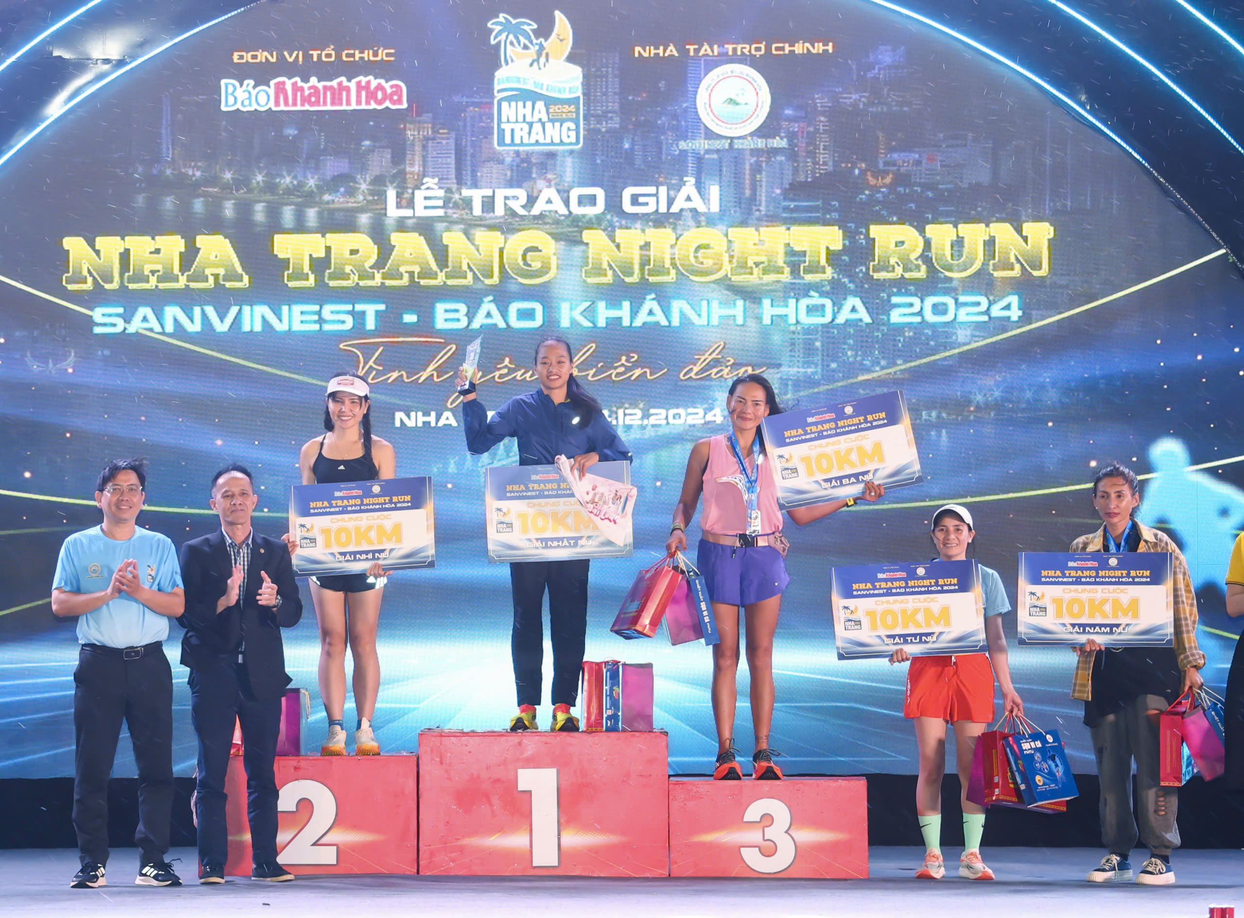 Vận động viên Karina Popova (bìa phải) nhận giải top 5.
Ảnh: Công Định