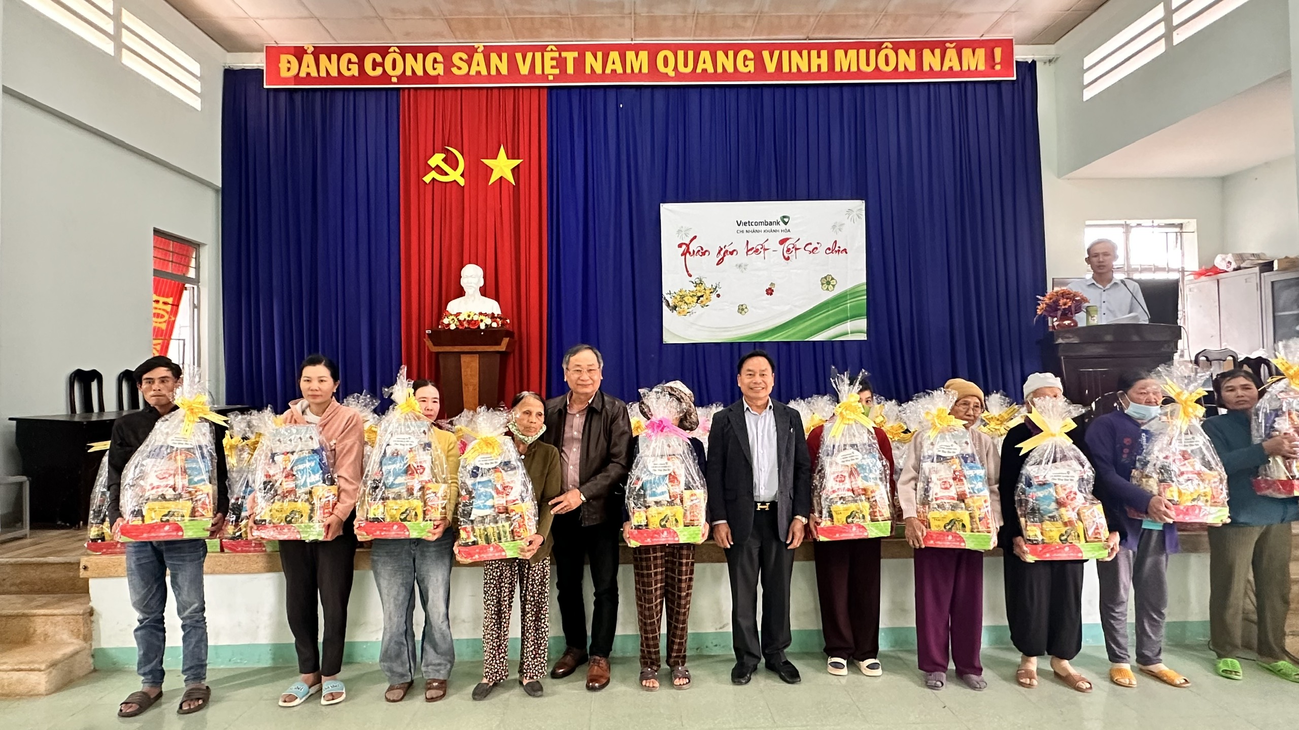 Người dân xã Ninh Trung (thị xã Ninh Hòa) nhận quà Tết của Vietcombank Chi nhánh Khánh Hòa.