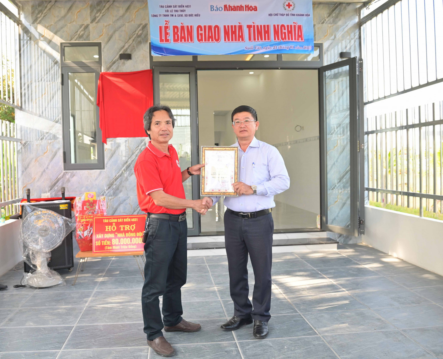 Hội Chữ thập đỏ tỉnh trao thư cám ơn của Ban Chỉ đạo Cuộc vận động “Mỗi tổ chức, cá nhân gắn với một địa chỉ nhân đạo” đến Báo Khánh Hòa.