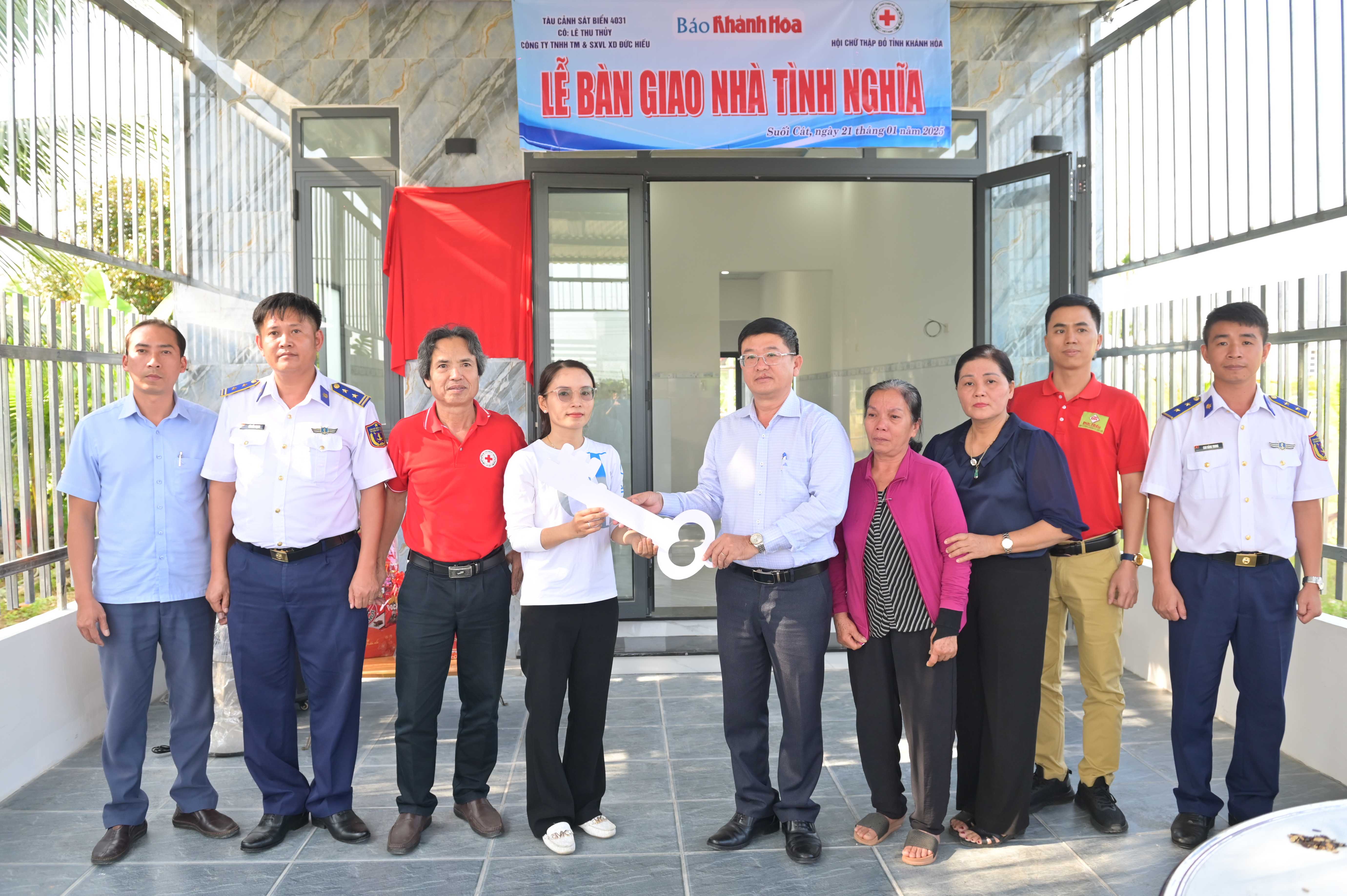 Báo Khánh Hòa và các mạnh thường quân bàn giao nhà tình nghĩa cho hộ cận nghèo xã Suối Cát