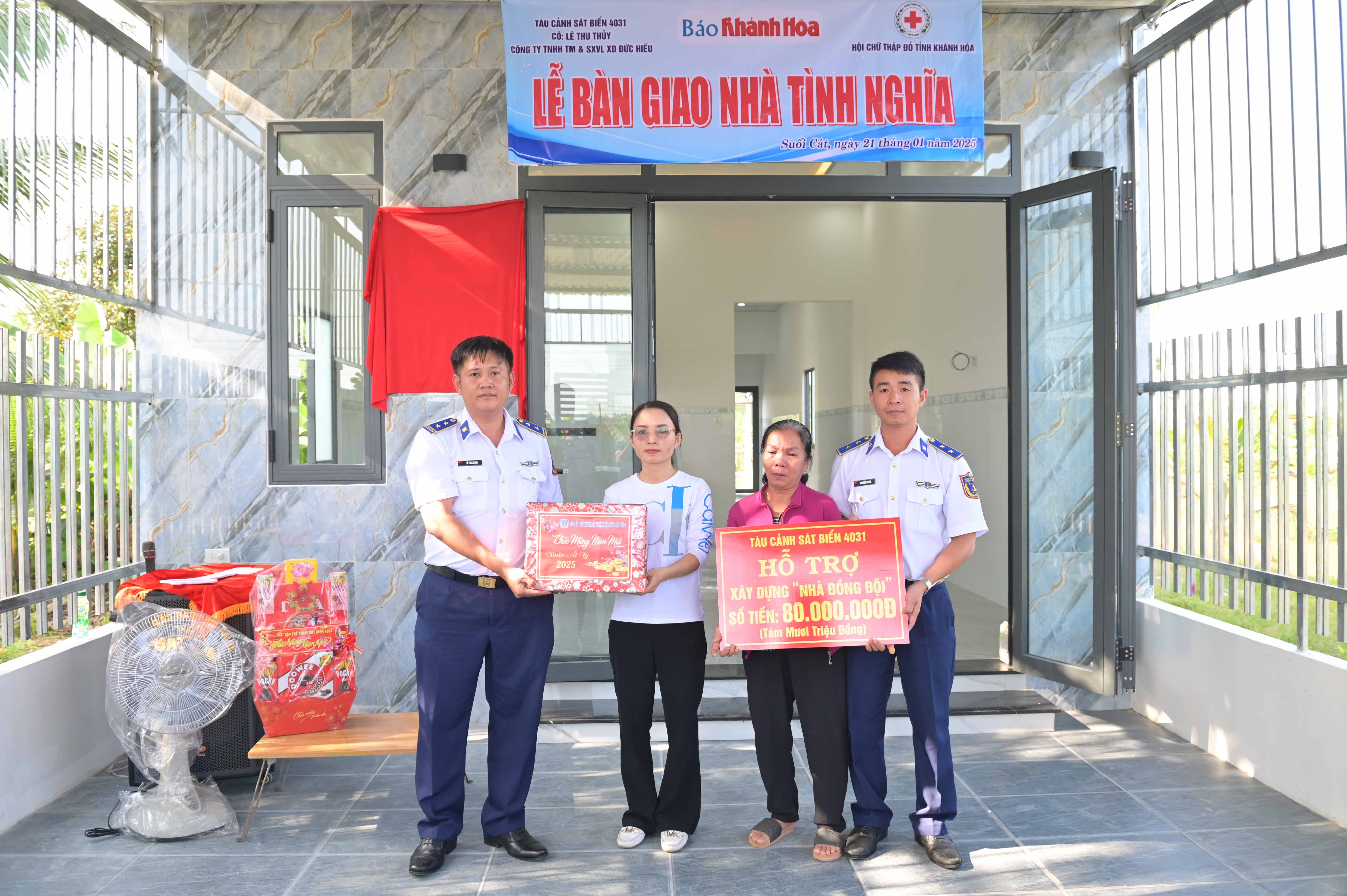 Đại diện Hải đội 301 và Tàu Cảnh sát biển 4031 trao biểu trưng số tiền hỗ trợ cùng phần quà cho gia đình.