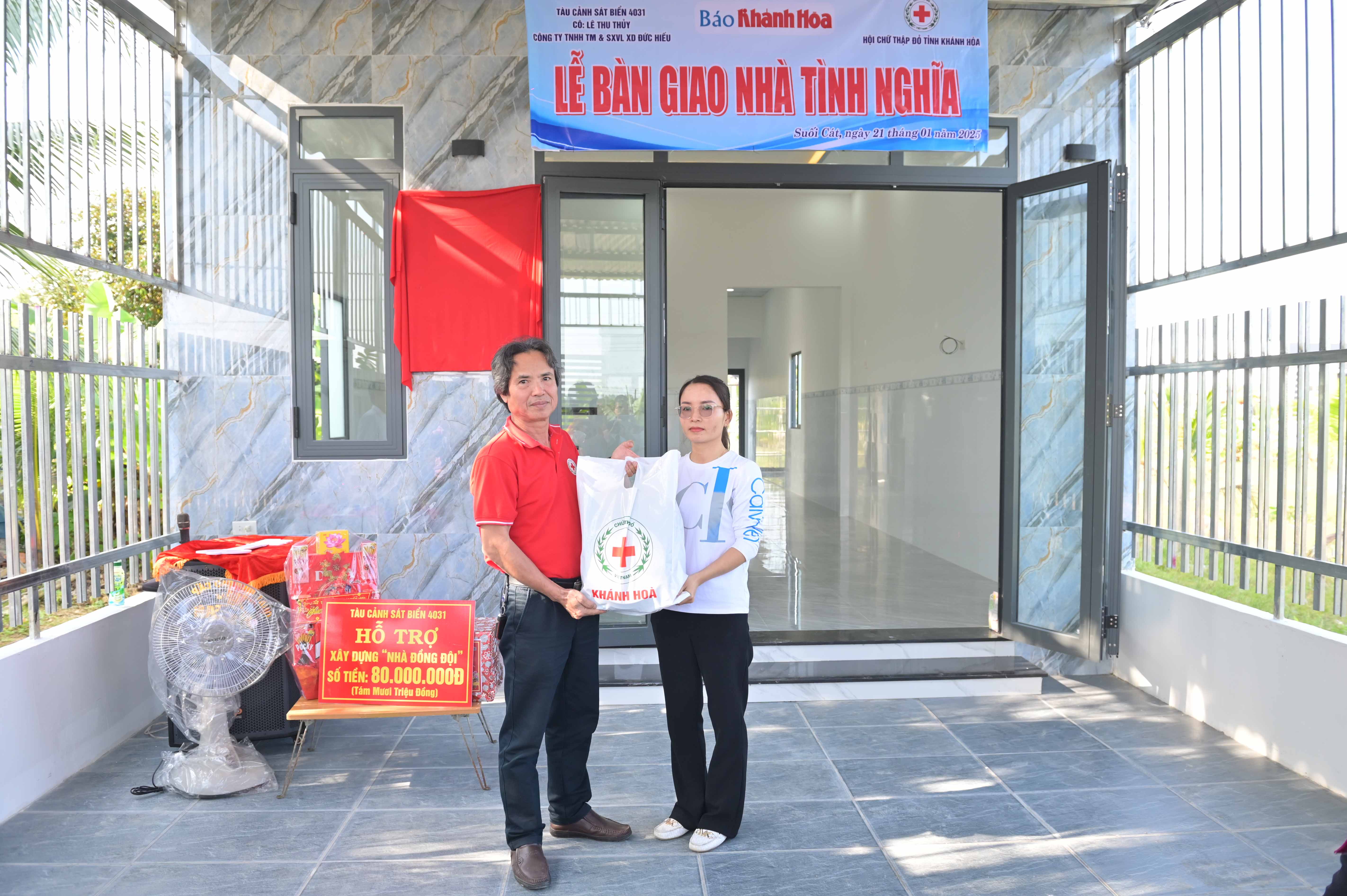 Hội Chữ thập đỏ tỉnh trao quà cho gia đình nhân dịp khánh thành, bàn giao nhà tình nghĩa.