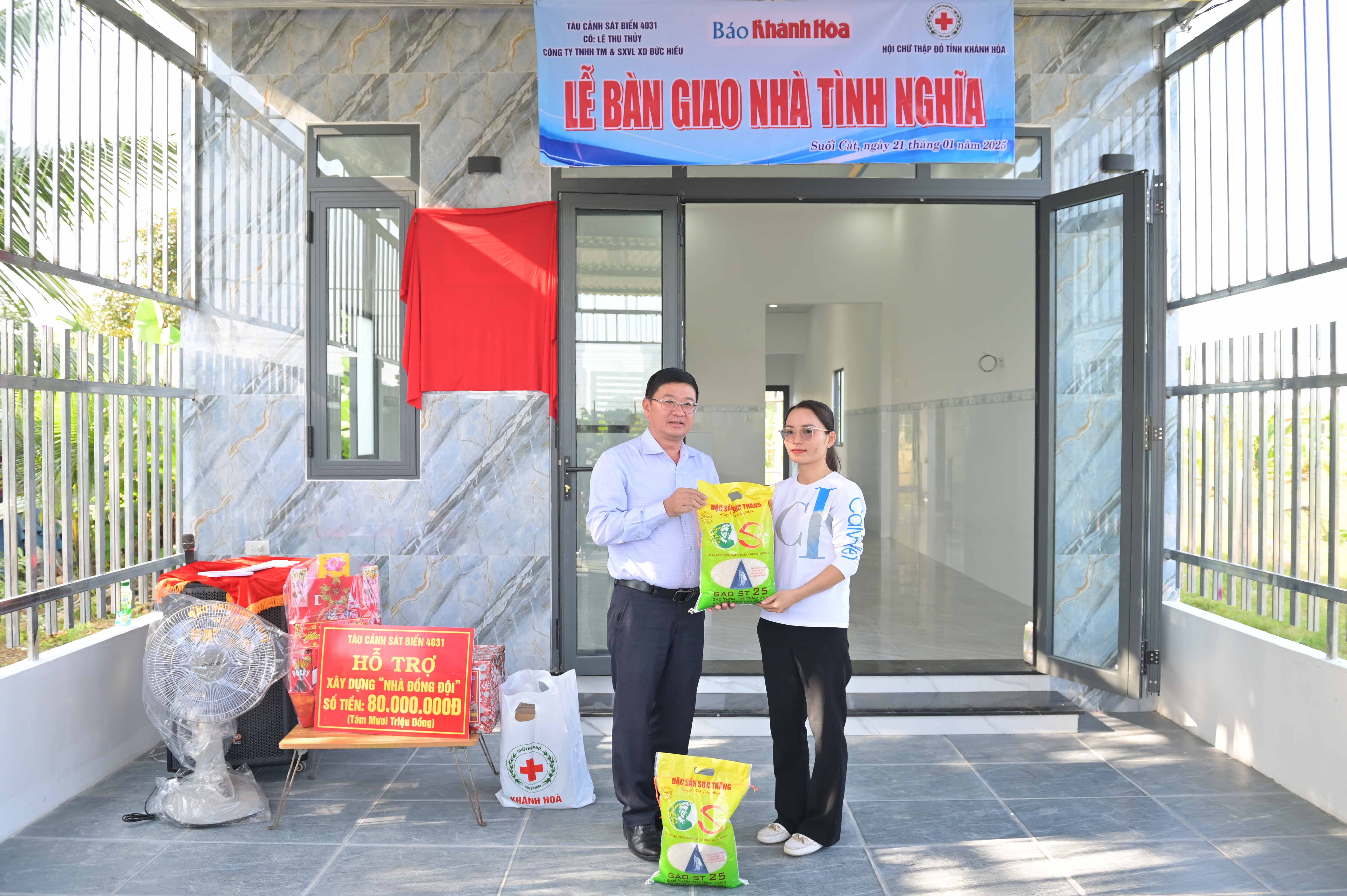 Ông Lê Hoàng Triều - Phó Tổng Biên tập phụ trách Báo Khánh Hòa trao quà đến gia đình.