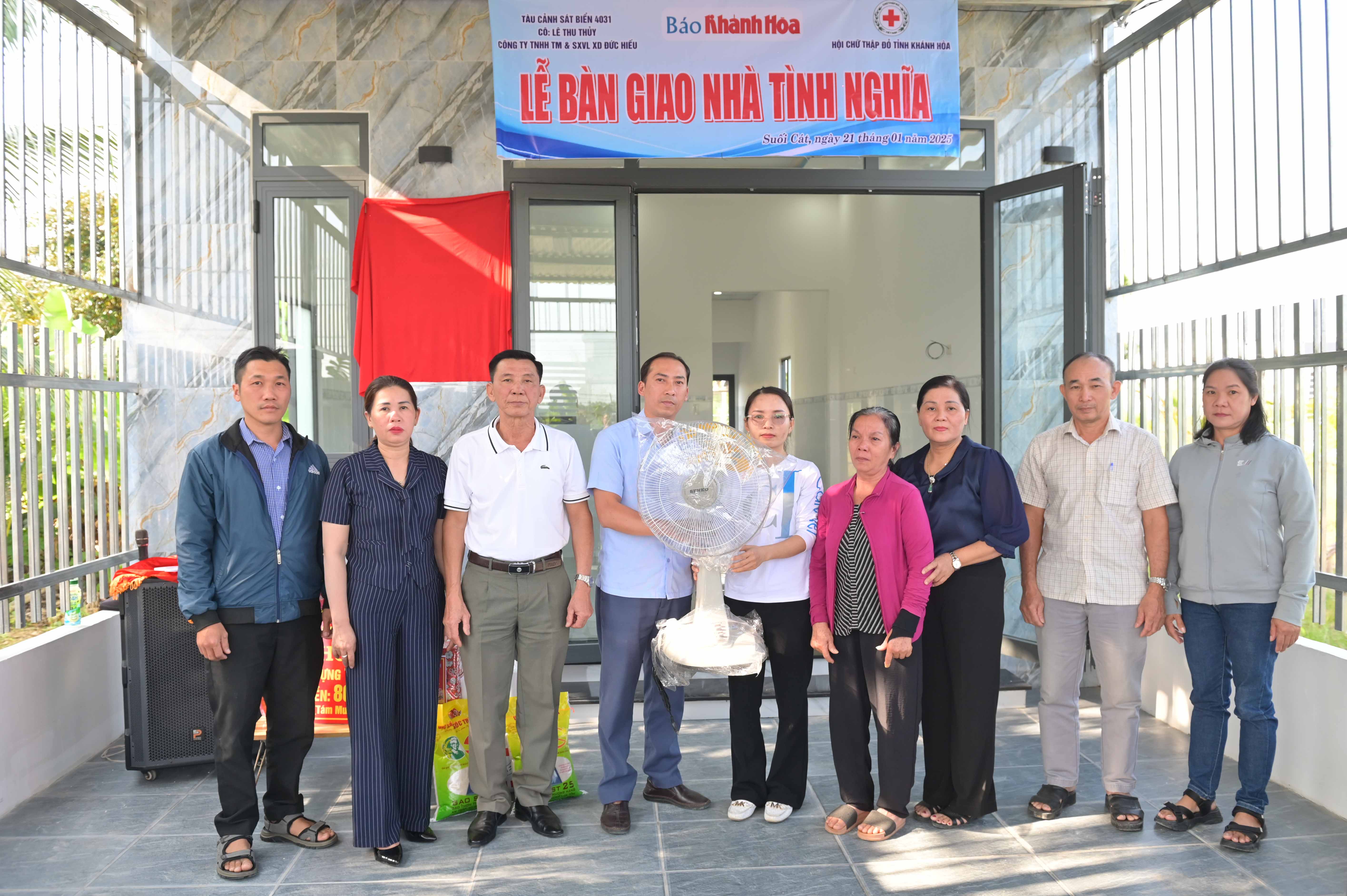 Đảng ủy, chính quyền và mặt trận, đoàn thể xã Suối Cát tặng quà chúc mừng gia đình bà Nguyễn Thị Tú Uyên.