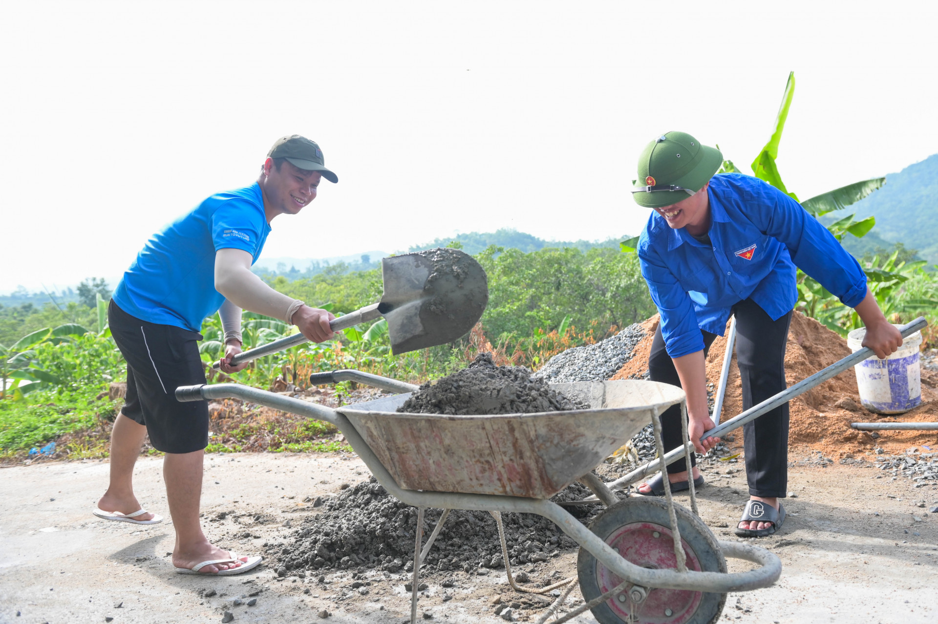 Những sinh viên tình nguyện của Trường Cao đẳng Kỹ thuật Công nghệ Nha Trang tham gia xây dựng nông thôn mới tại xã Sơn Tân (huyện Cam Lâm).