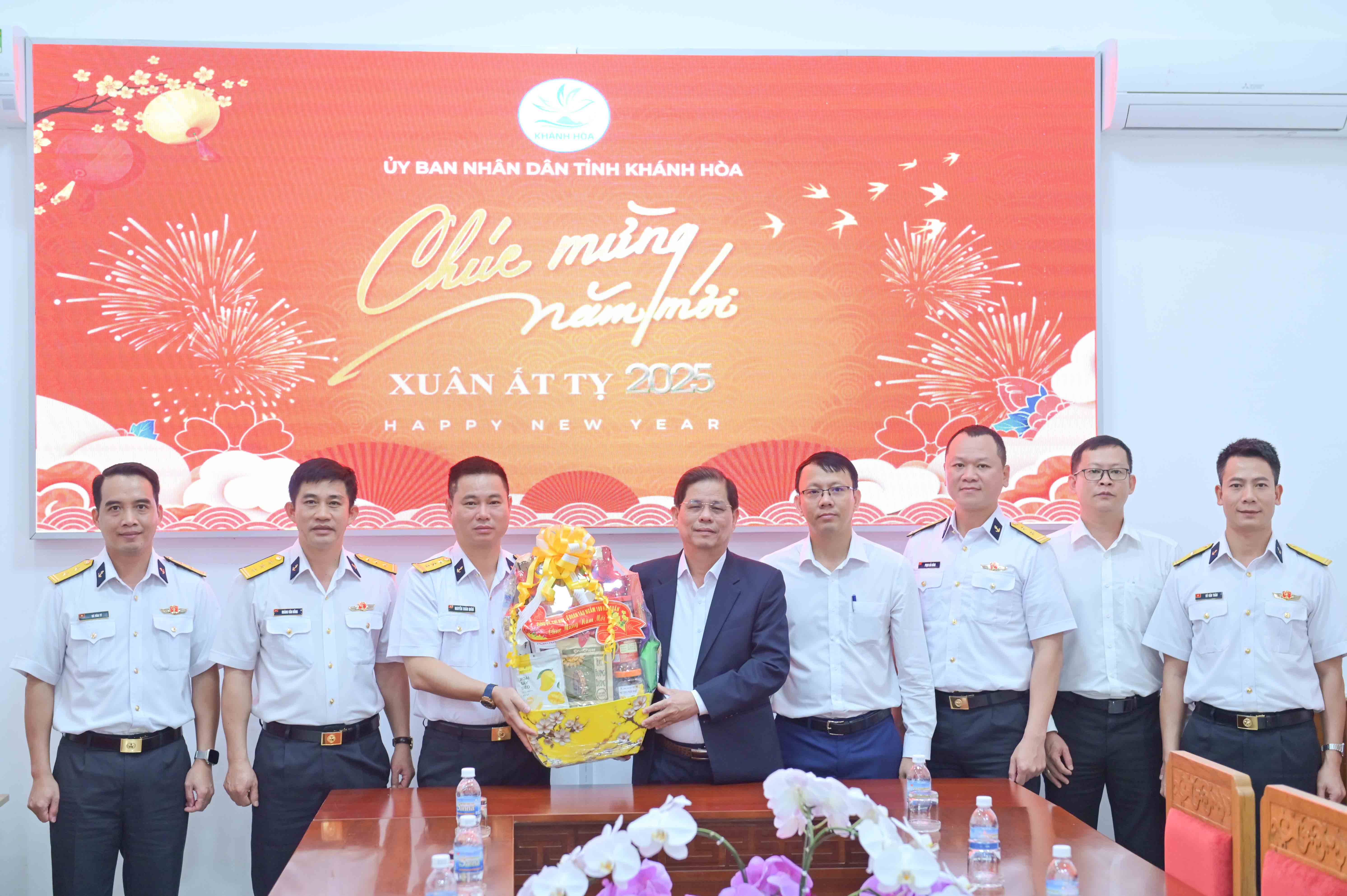 Chủ tịch UBND tỉnh Nguyễn Tấn Tuân tiếp đoàn công tác của Lữ đoàn 189 Hải quân