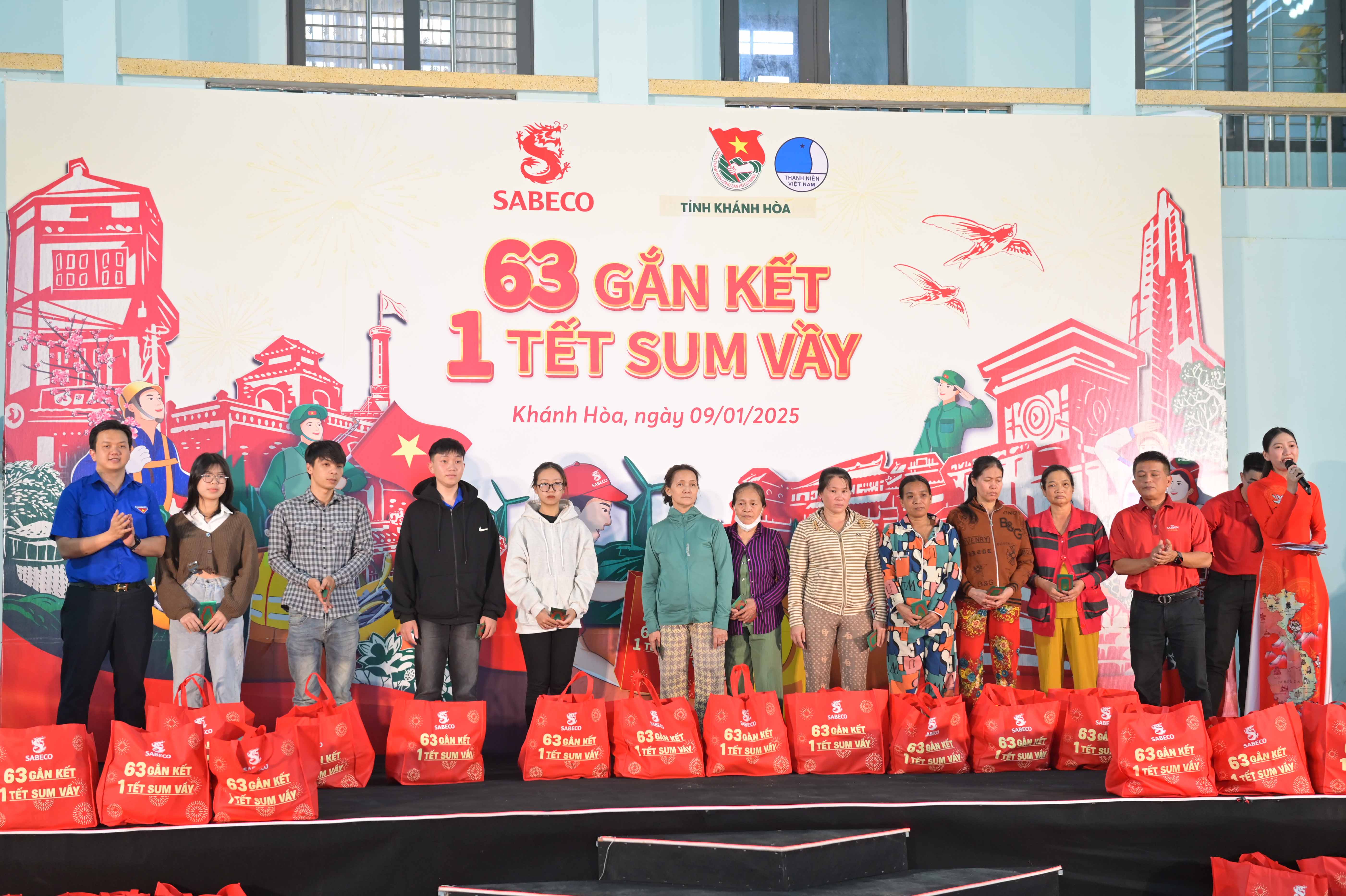 Tỉnh đoàn và SABECO trao 500 suất quà Tết cho công nhân, ngư dân khó khăn