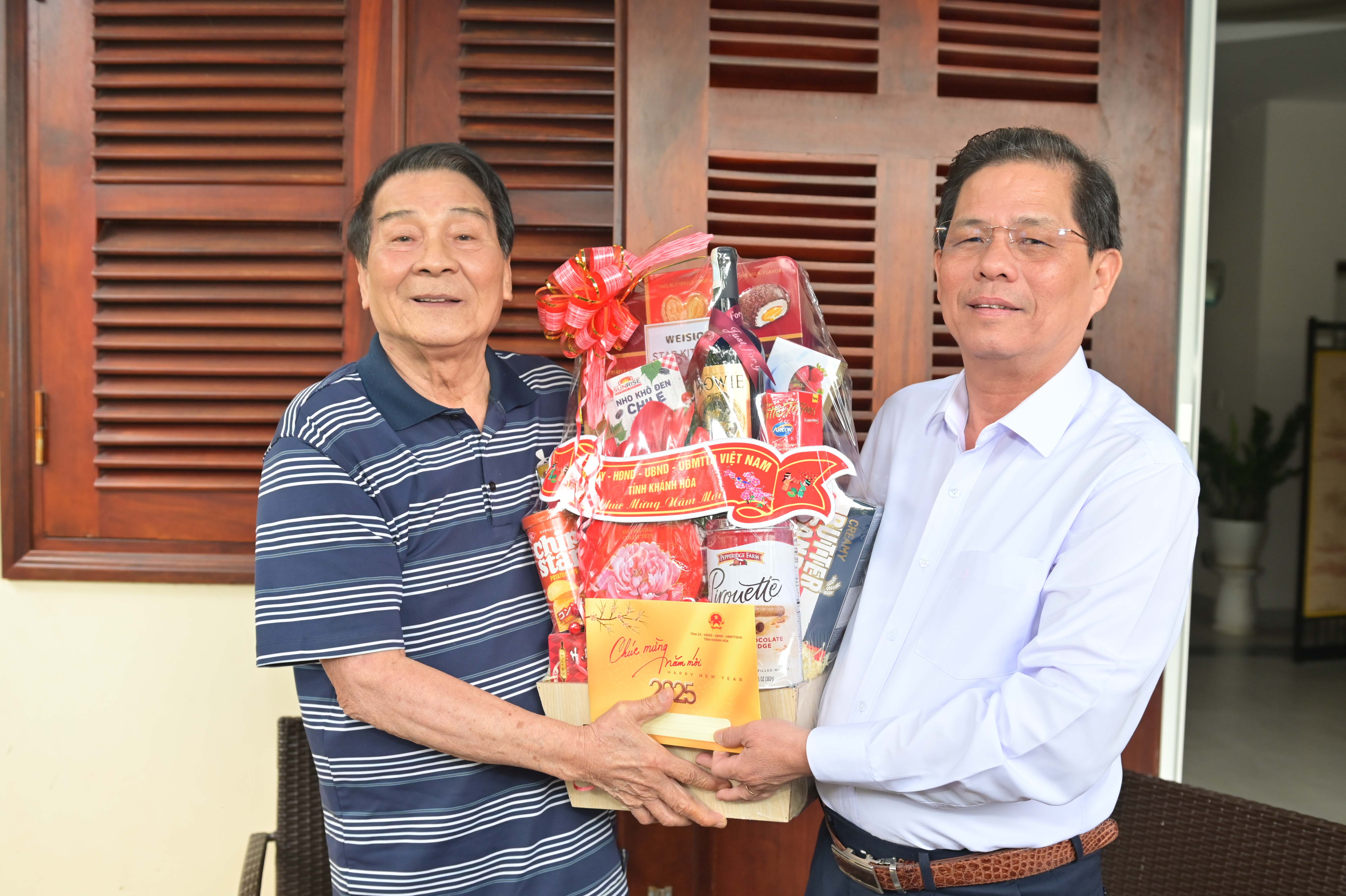 Chủ tịch UBND tỉnh Nguyễn Tấn Tuân thăm, chúc Tết các vị nguyên lãnh đạo tỉnh qua các thời kỳ