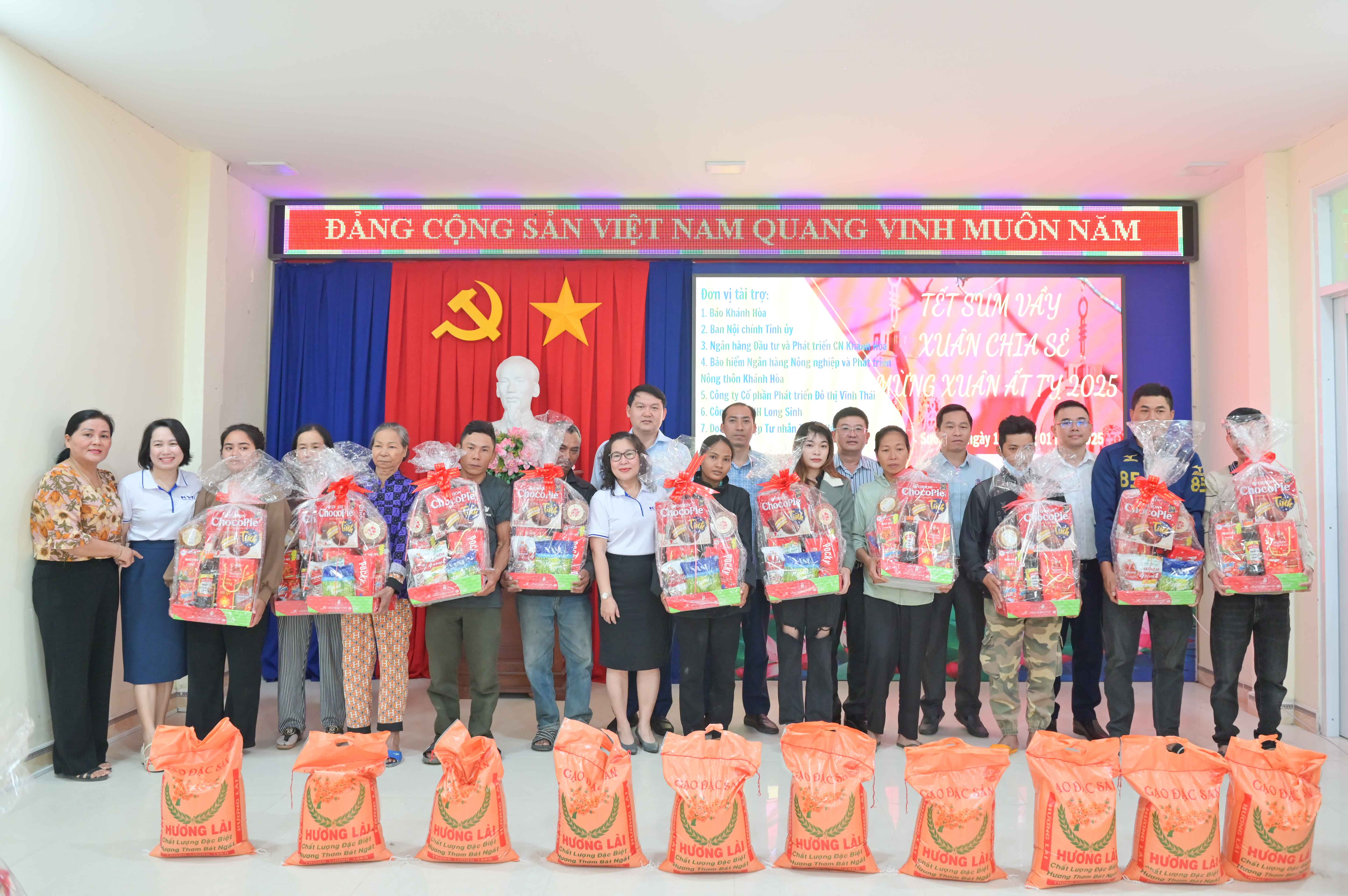 Báo Khánh Hòa và các đơn vị, doanh nghiệp tặng 130 suất quà Tết cho hộ nghèo xã Suối Cát