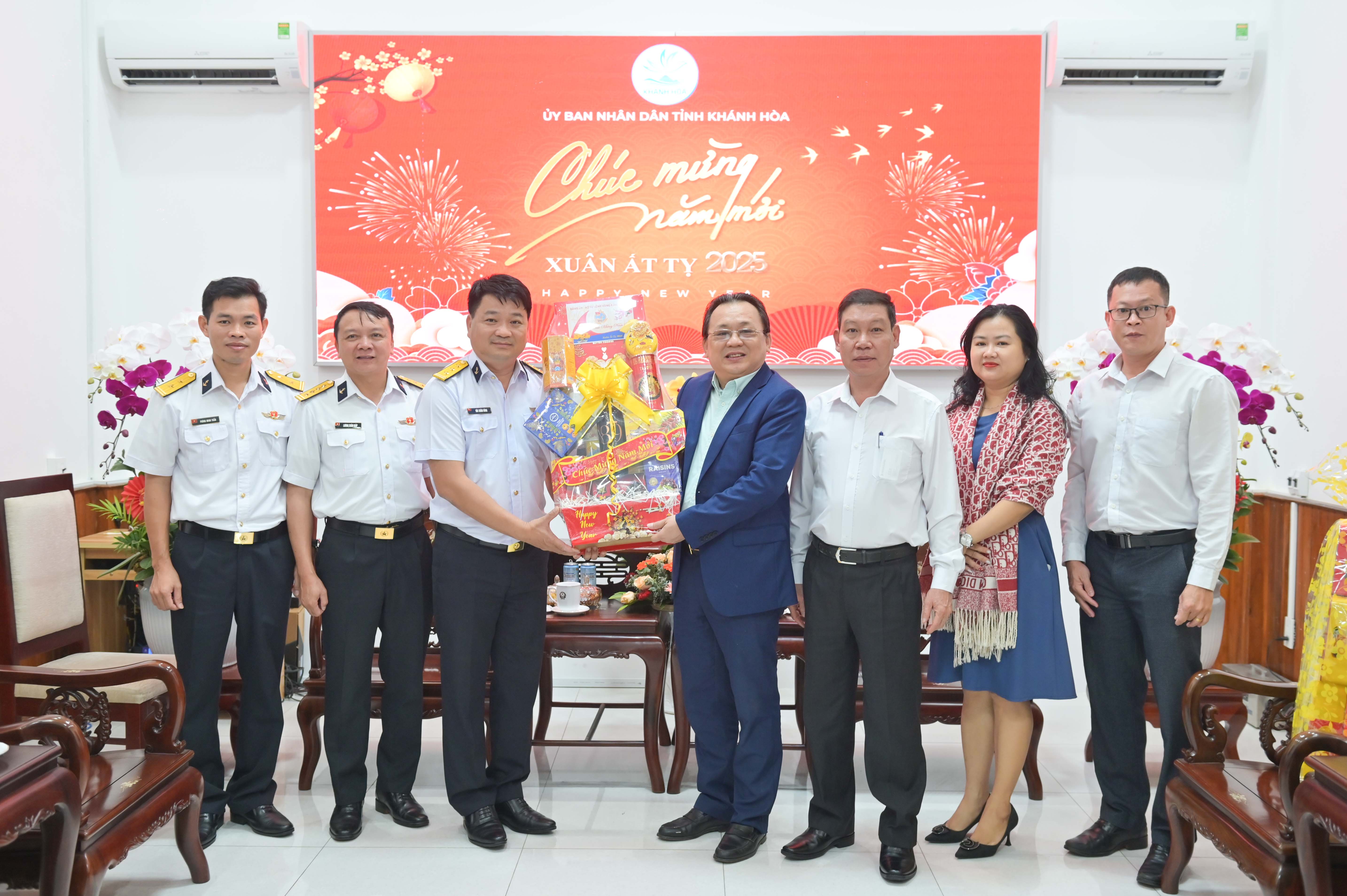 Phó Chủ tịch Thường trực UBND tỉnh Lê Hữu Hoàng tiếp đoàn Bộ Tư lệnh Vùng 4 Hải quân đến thăm, chúc Tết