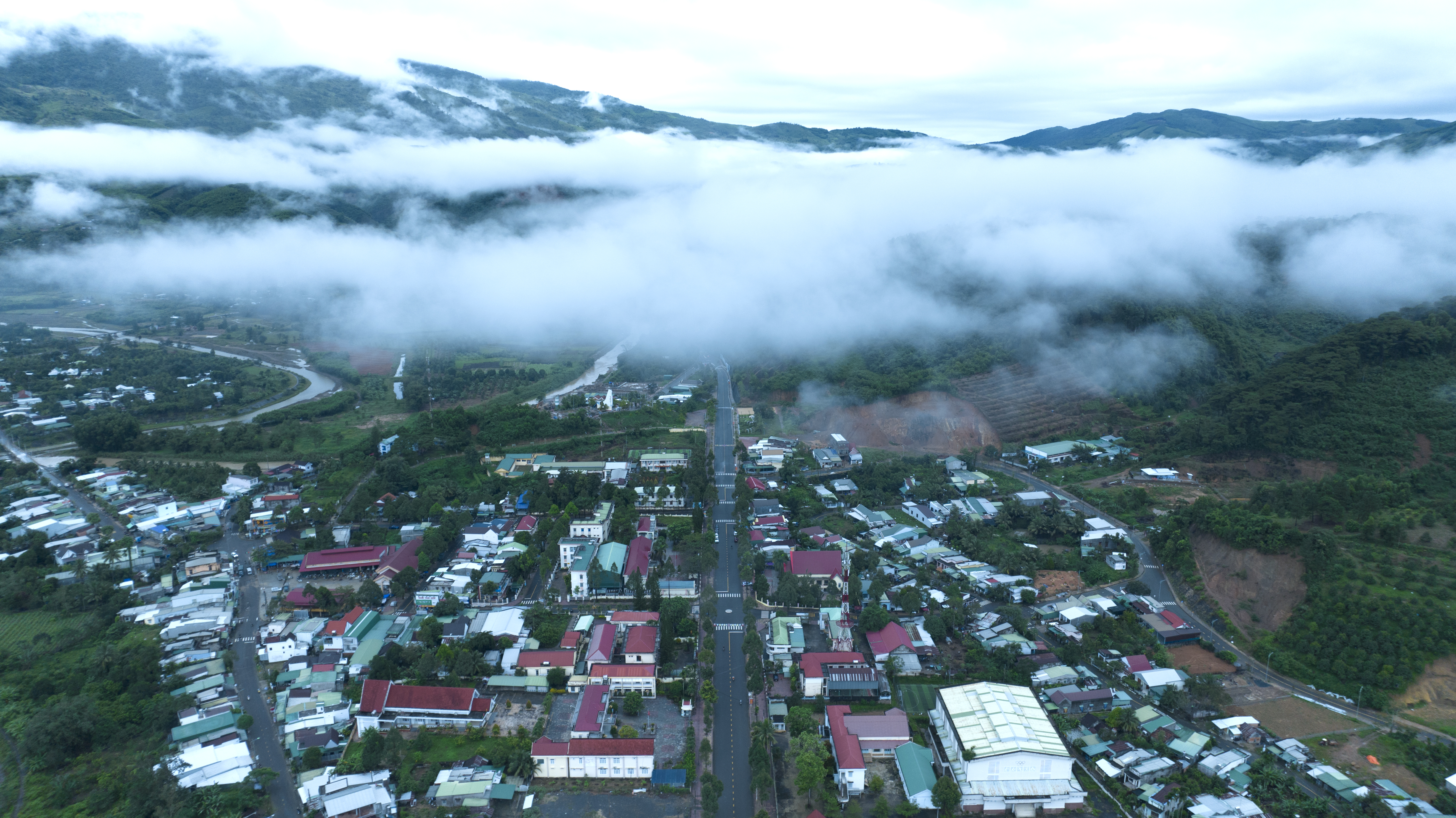 Chào mừng Đại hội Đảng bộ thị trấn Tô Hạp lần thứ XI, nhiệm kỳ 2025 - 2030: Xây dựng thị trấn Tô Hạp trở thành hạt nhân của tiểu đô thị sinh thái núi rừng Khánh Sơn