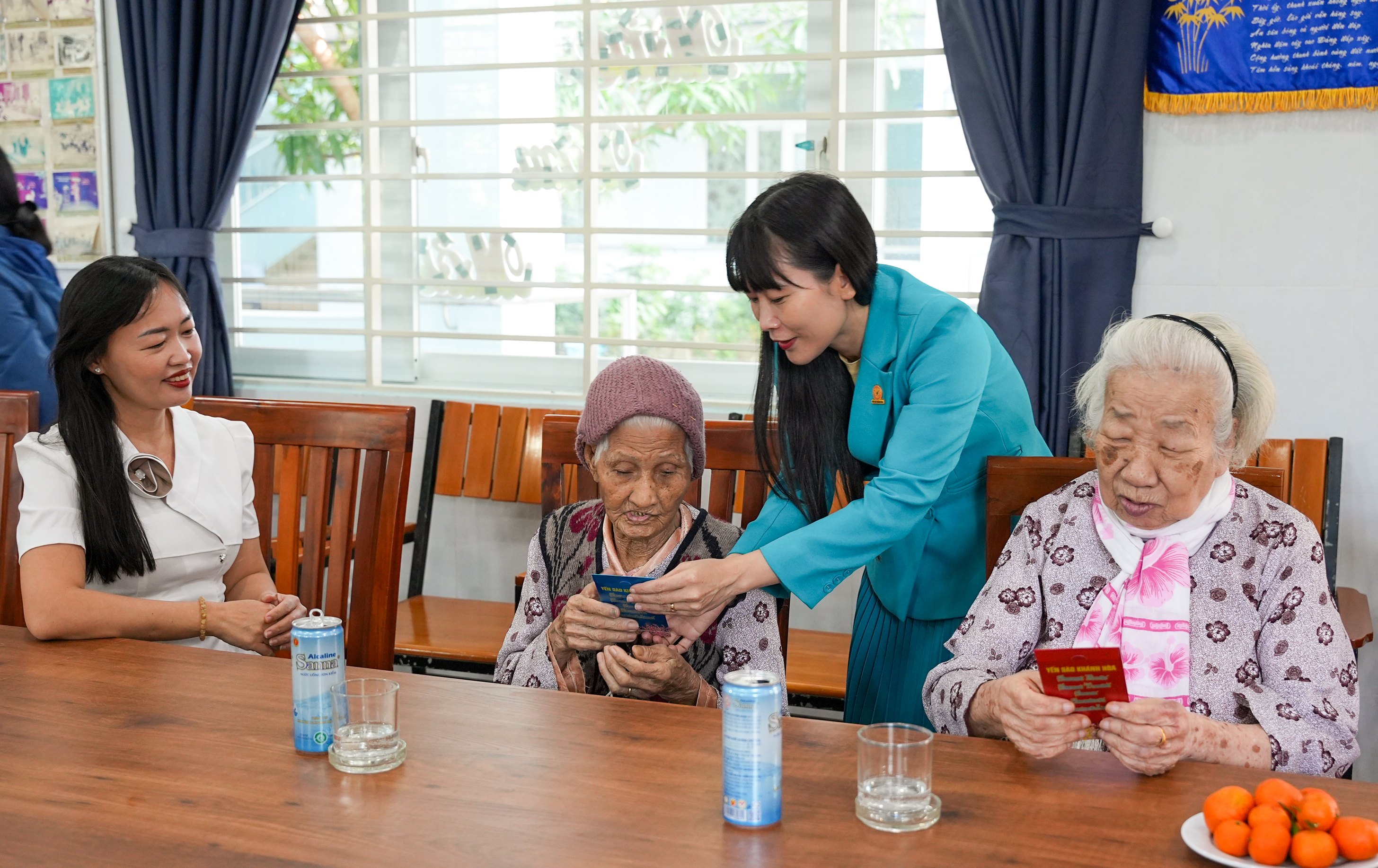 Công ty Yến sào Khánh Hòa tặng hơn 300 suất quà Tết cho gia đình có công và các hoàn cảnh khó khăn