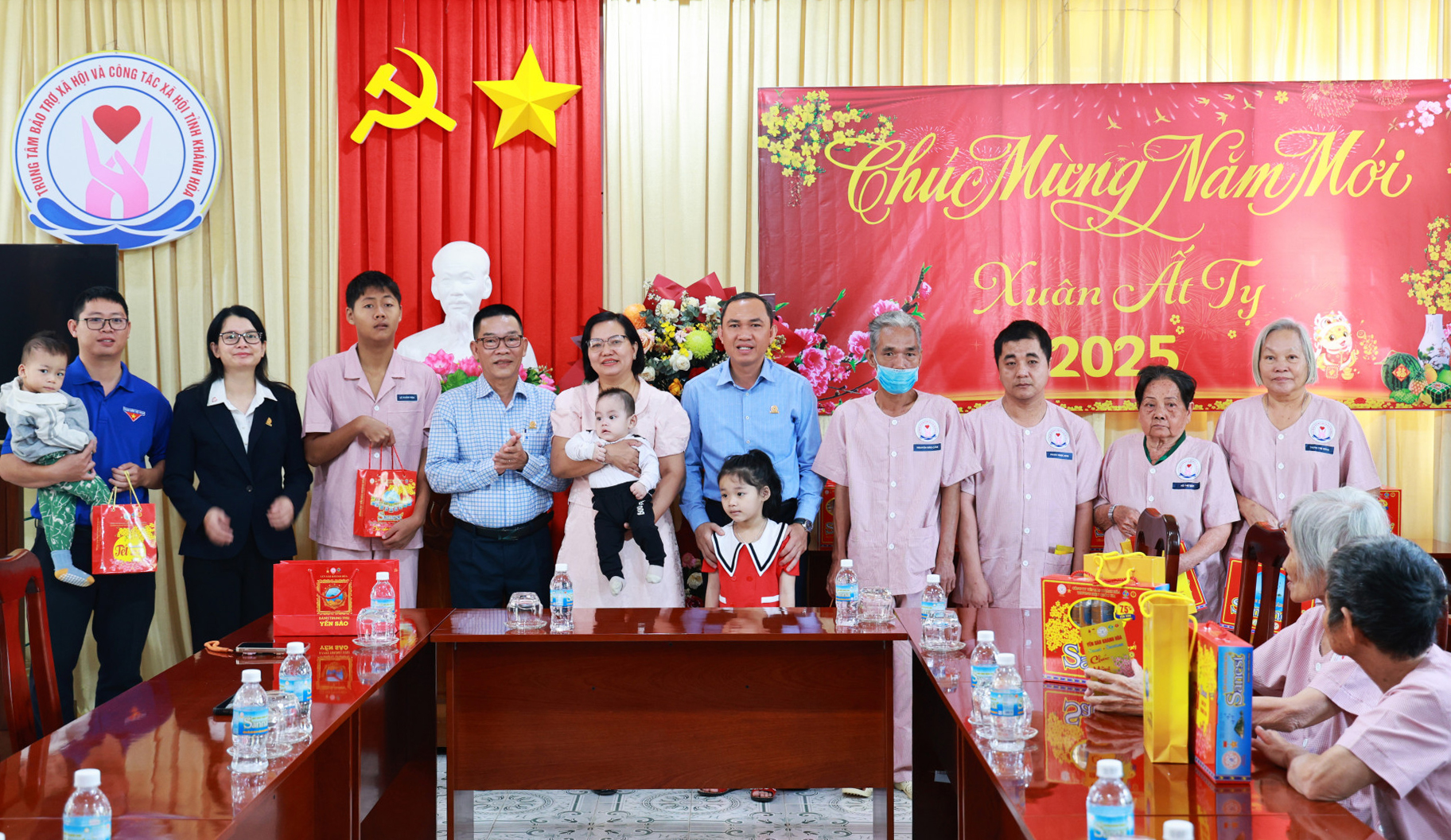 Lãnh đạo Công ty Yến sào Khánh Hòa tặng quà cho Trung tâm Bảo trợ xã hội tỉnh Khánh Hòa.