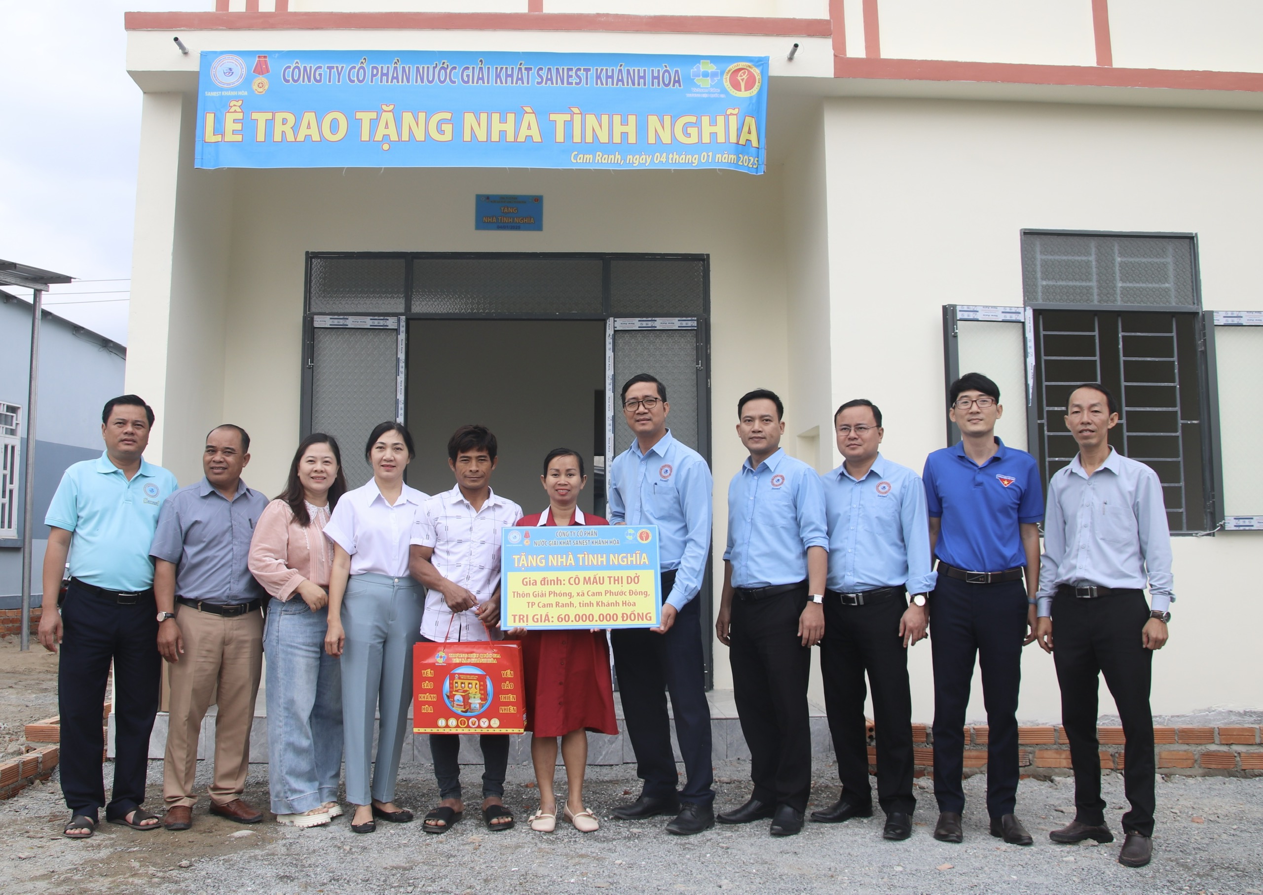 Công ty Cổ phần Nước giải khát Sanest Khánh Hòa trao nhà tình nghĩa cho giáo viên nghèo tại Cam Ranh