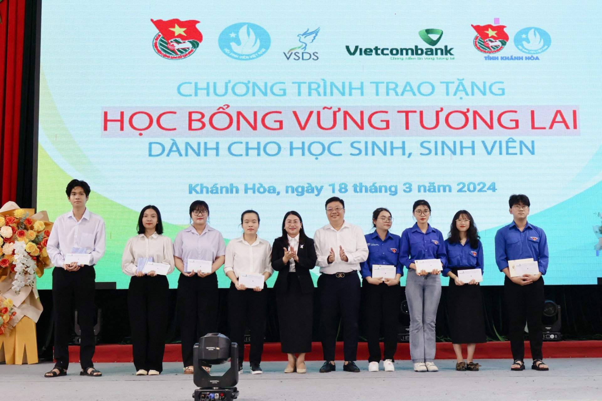 Hội Sinh viên Việt Nam tỉnh trao học bổng cho sinh viên khó khăn.