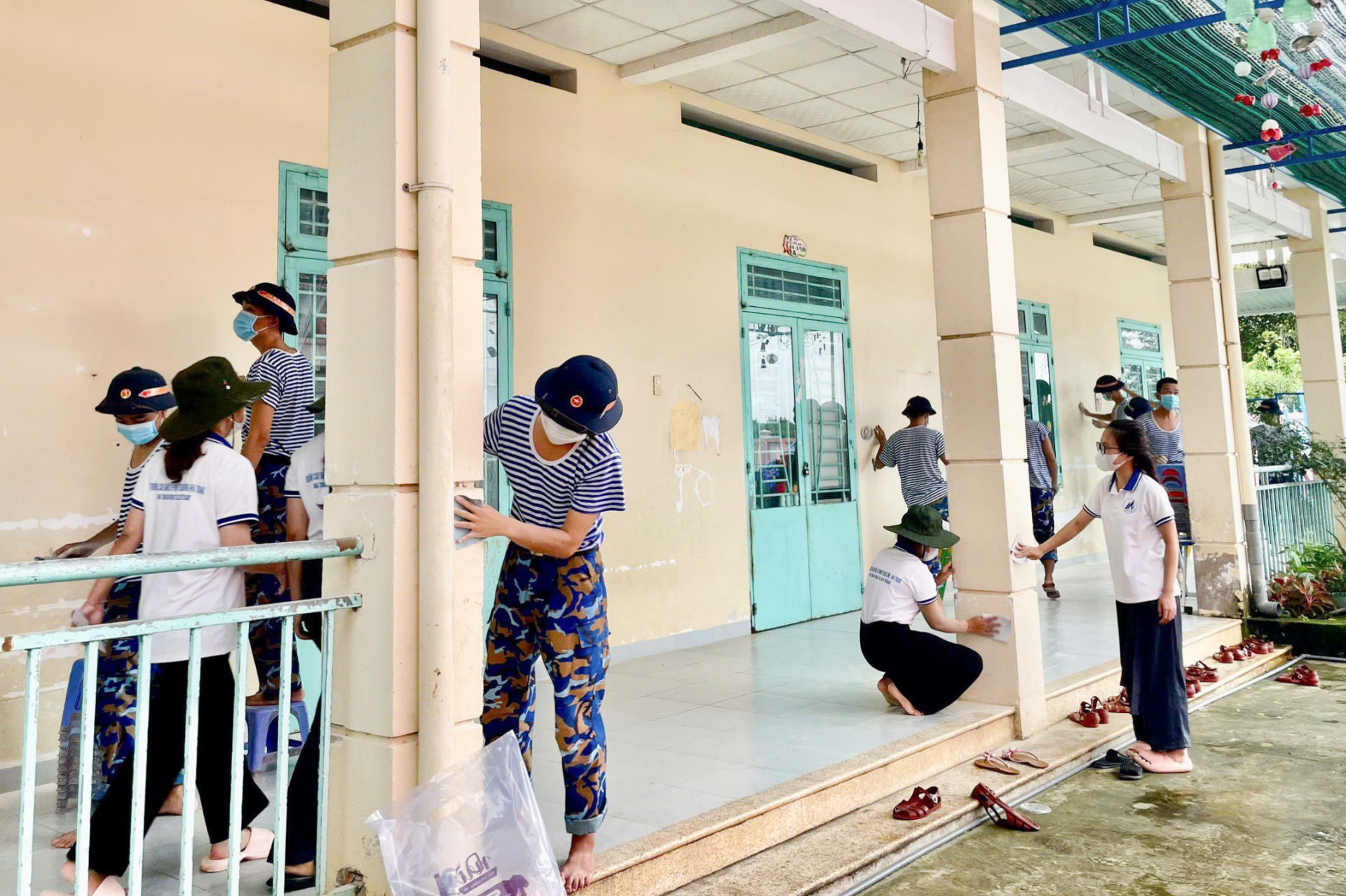 Sinh viên Trường Cao đẳng Sư phạm Trung ương Nha Trang và học viên Học viện Hải quân tham gia tình nguyện tại xã Khánh Trung (huyện Khánh Vĩnh).