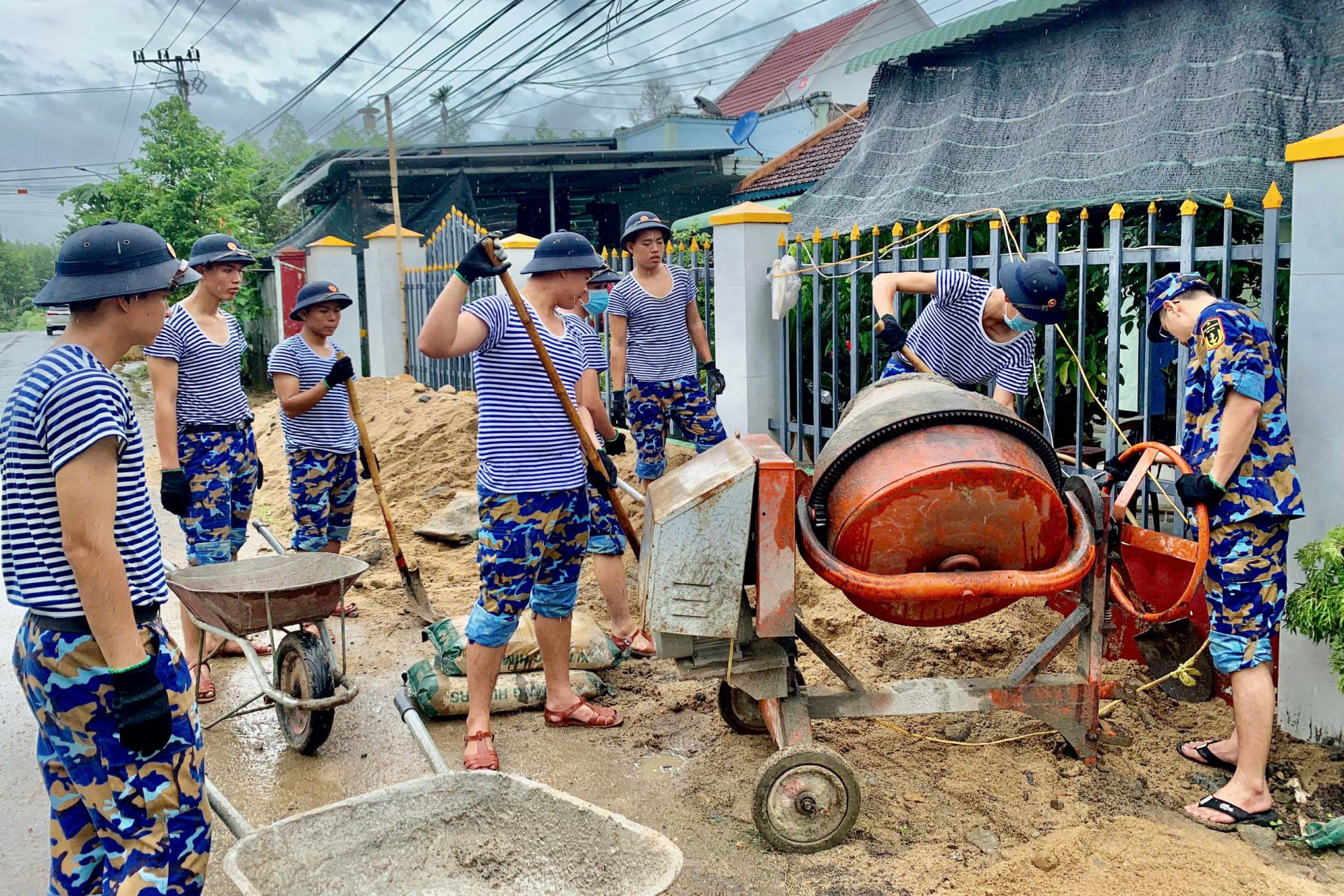 Cán bộ, học viên Học viện Hải quân tham gia tình nguyện tại xã Khánh Trung.