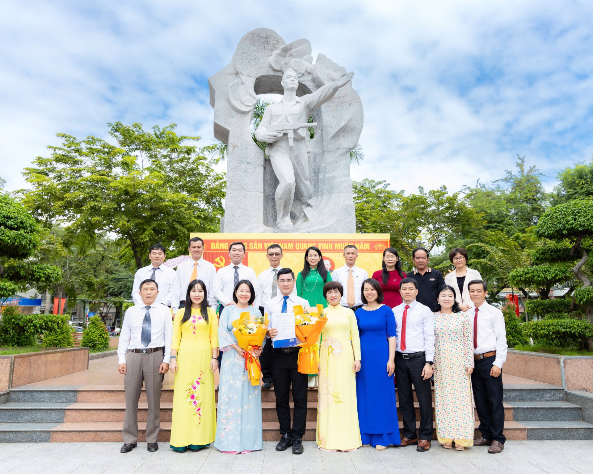 Chi bộ Khối Truyền thông (Đảng bộ Đài Phát thanh và Truyền hình Khánh Hòa) tổ chức lễ kết nạp đảng viên mới tại Công viên 23-10, TP. Nha Trang