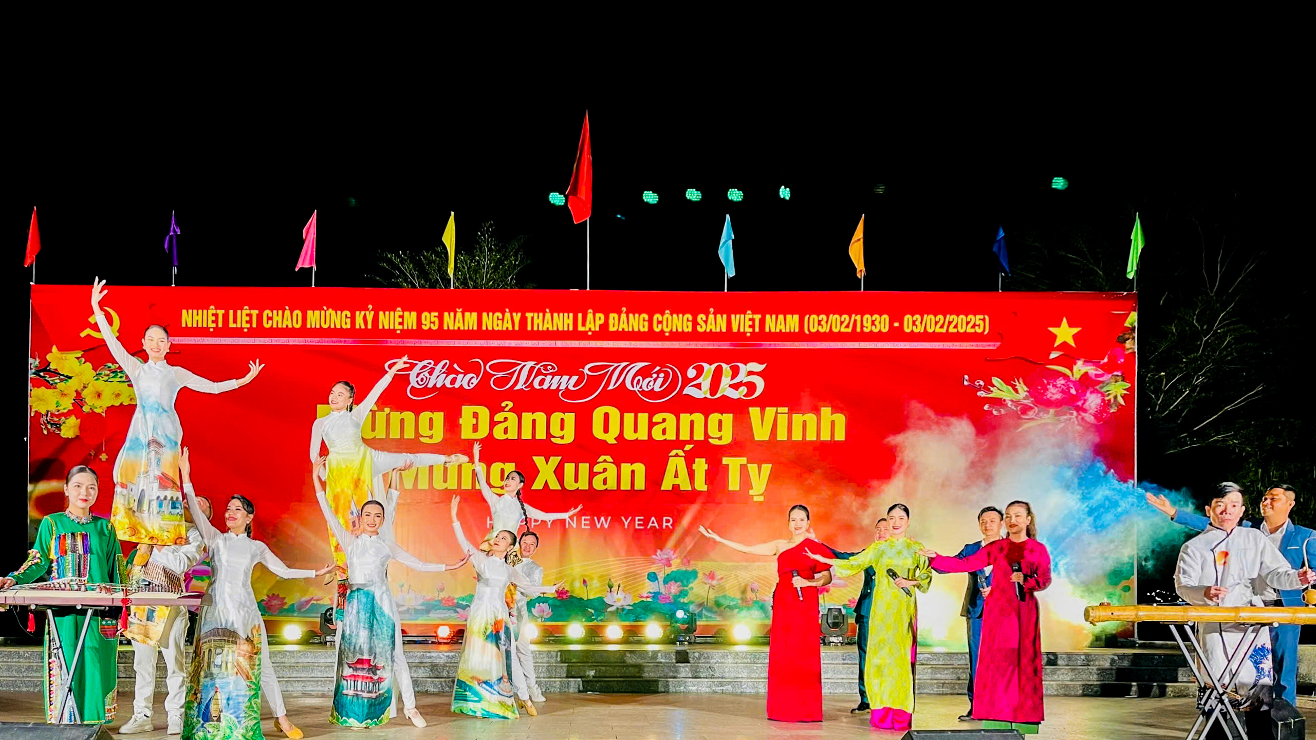 Đoàn ca múa nhạc Hải Đăng biểu diễn phục vụ đồng bào huyện Khánh Sơn