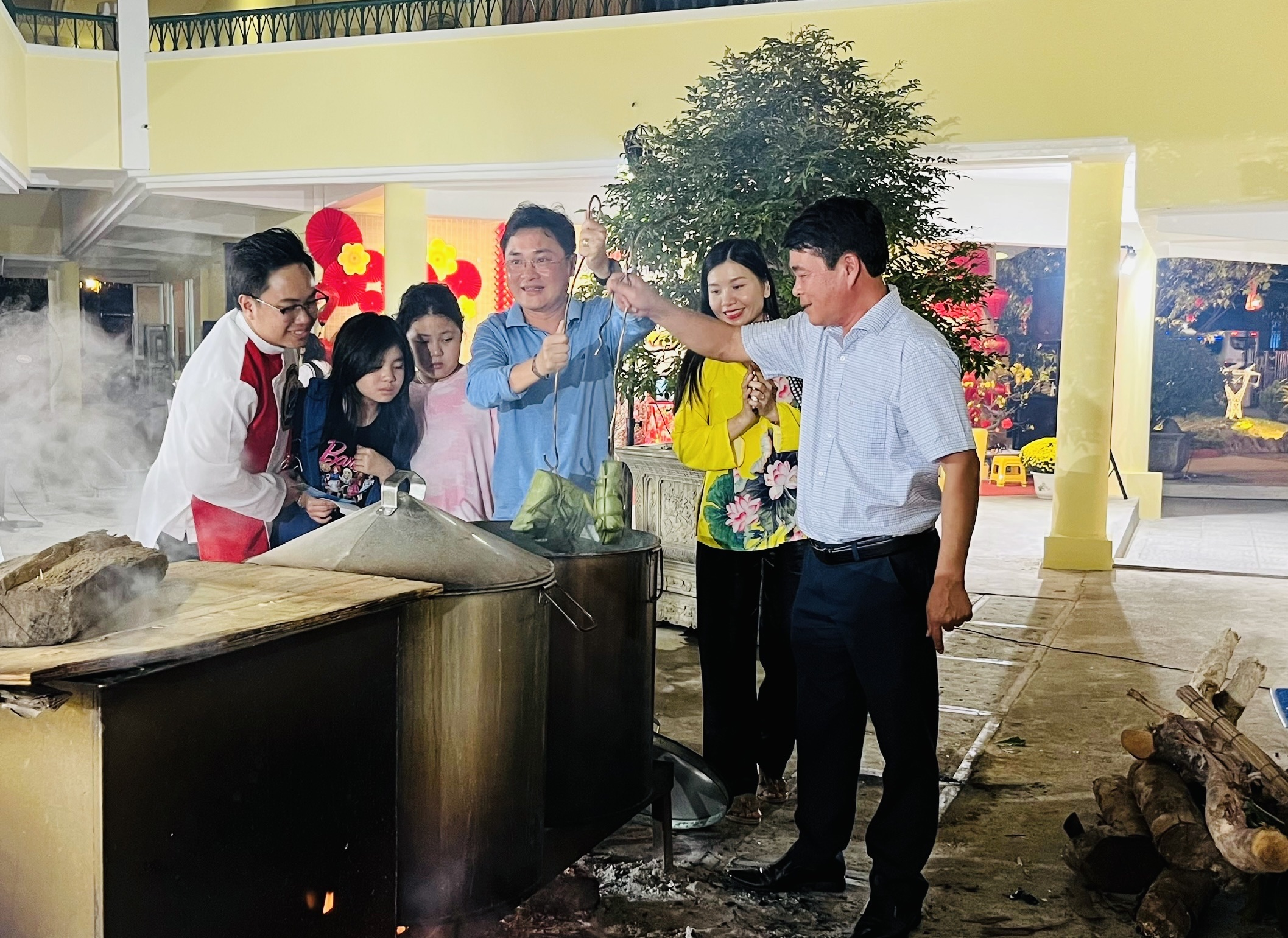 Lãnh đạo công ty vớt bánh chưng cho công nhân viên ăn Tết sớm.