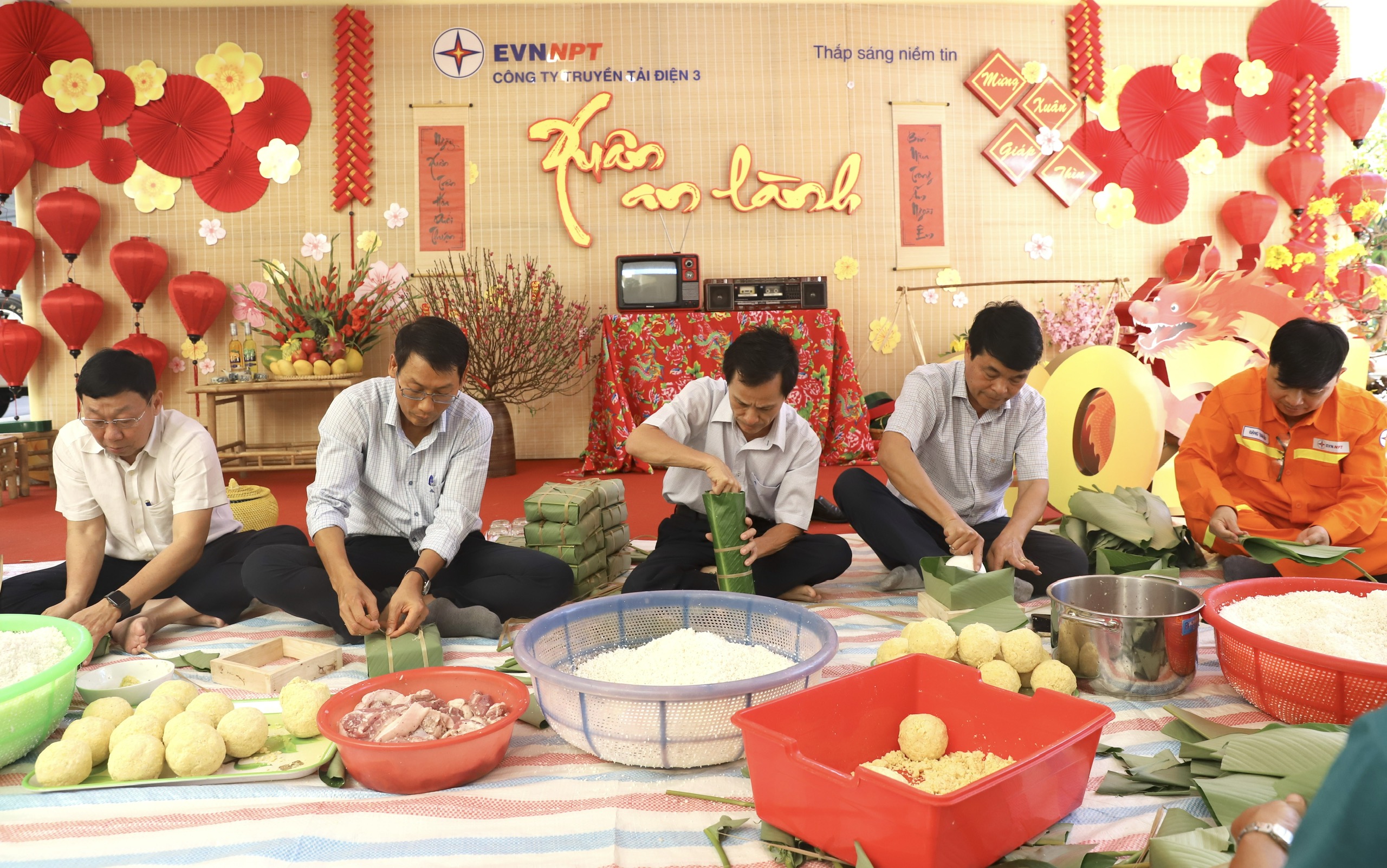 Cán bộ, công nhân viên cùng nhau gói bánh chưng.