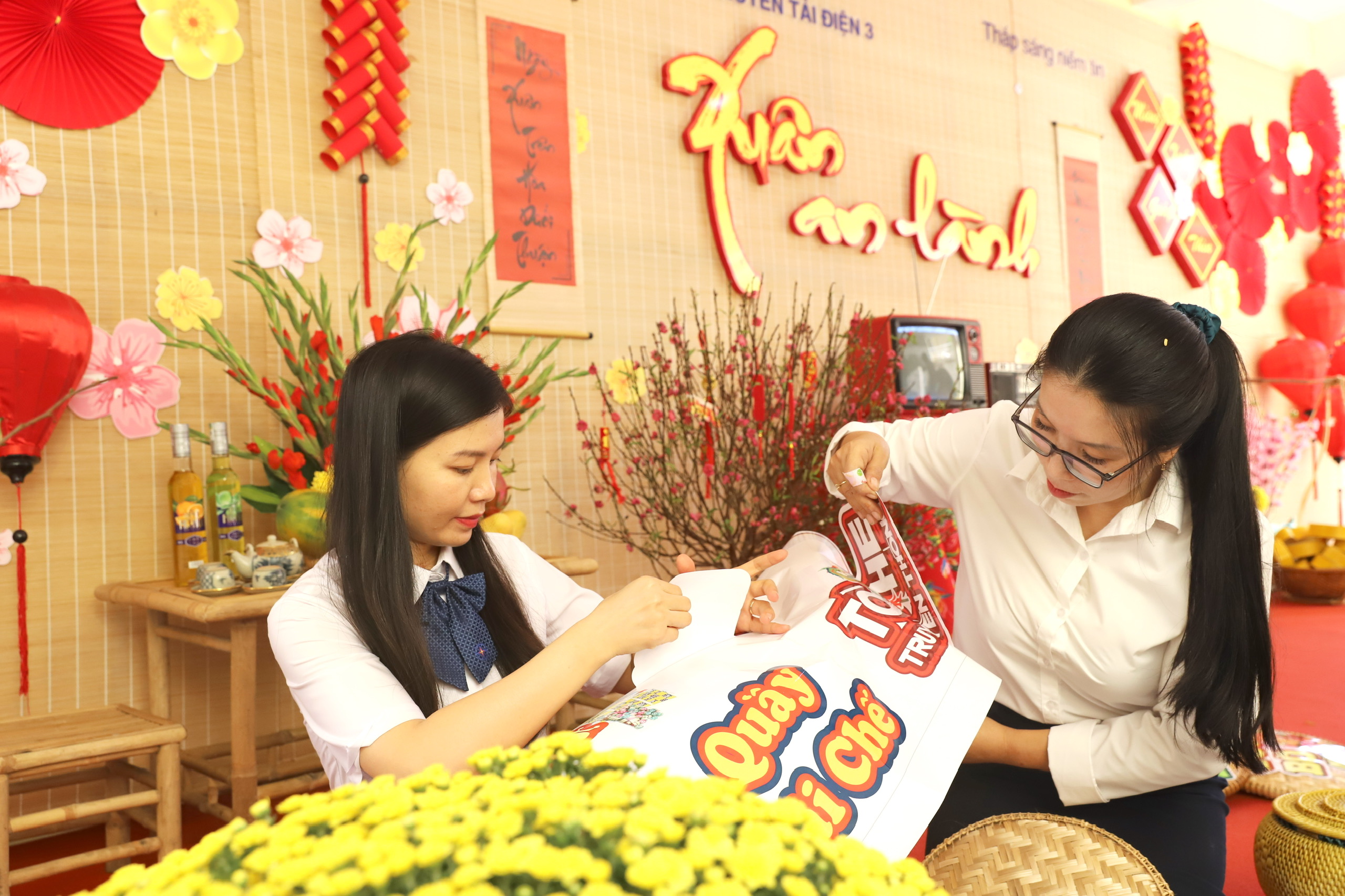 Chuẩn bị trang trí khu vực đón Tết sớm.