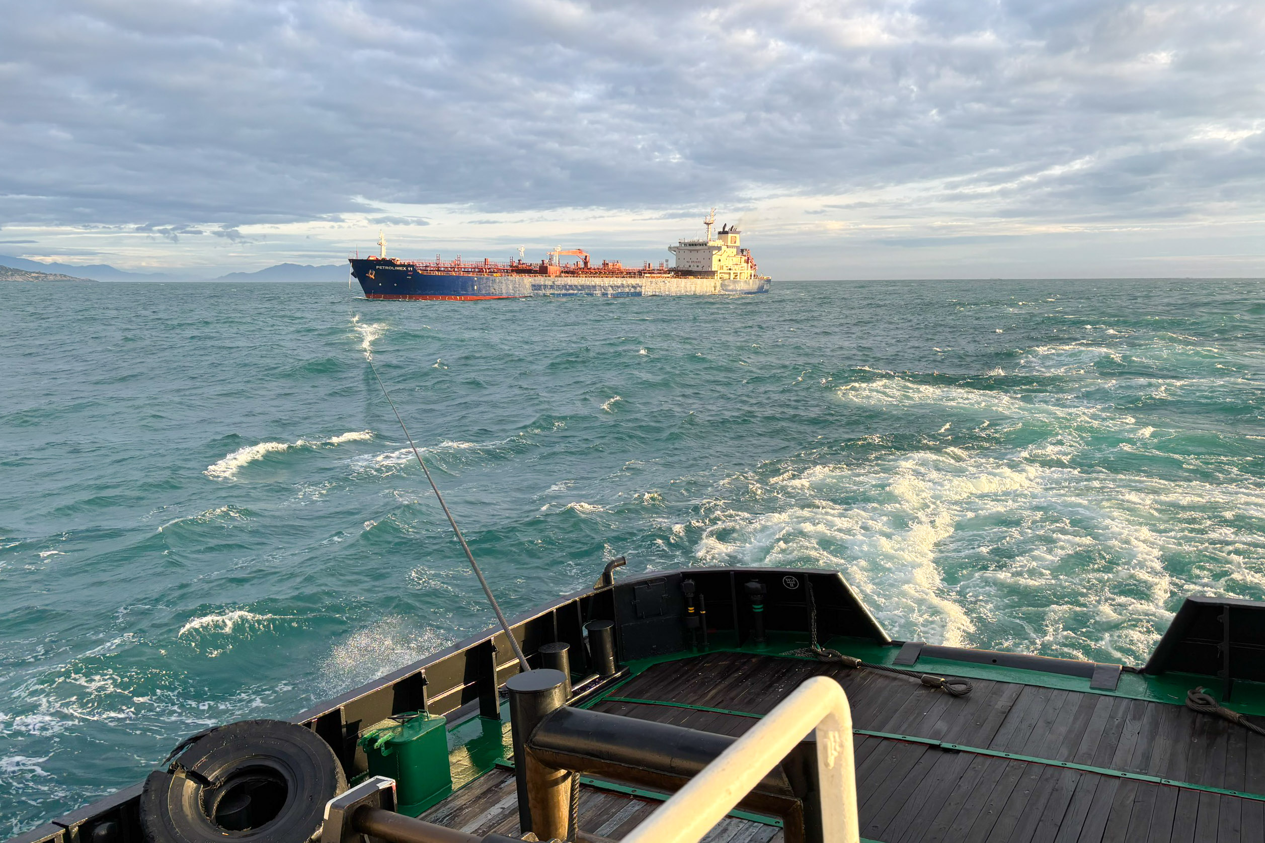 Lữ đoàn 189 cứu hộ thành công tàu chở dầu trọng tải hơn 40.000 tấn