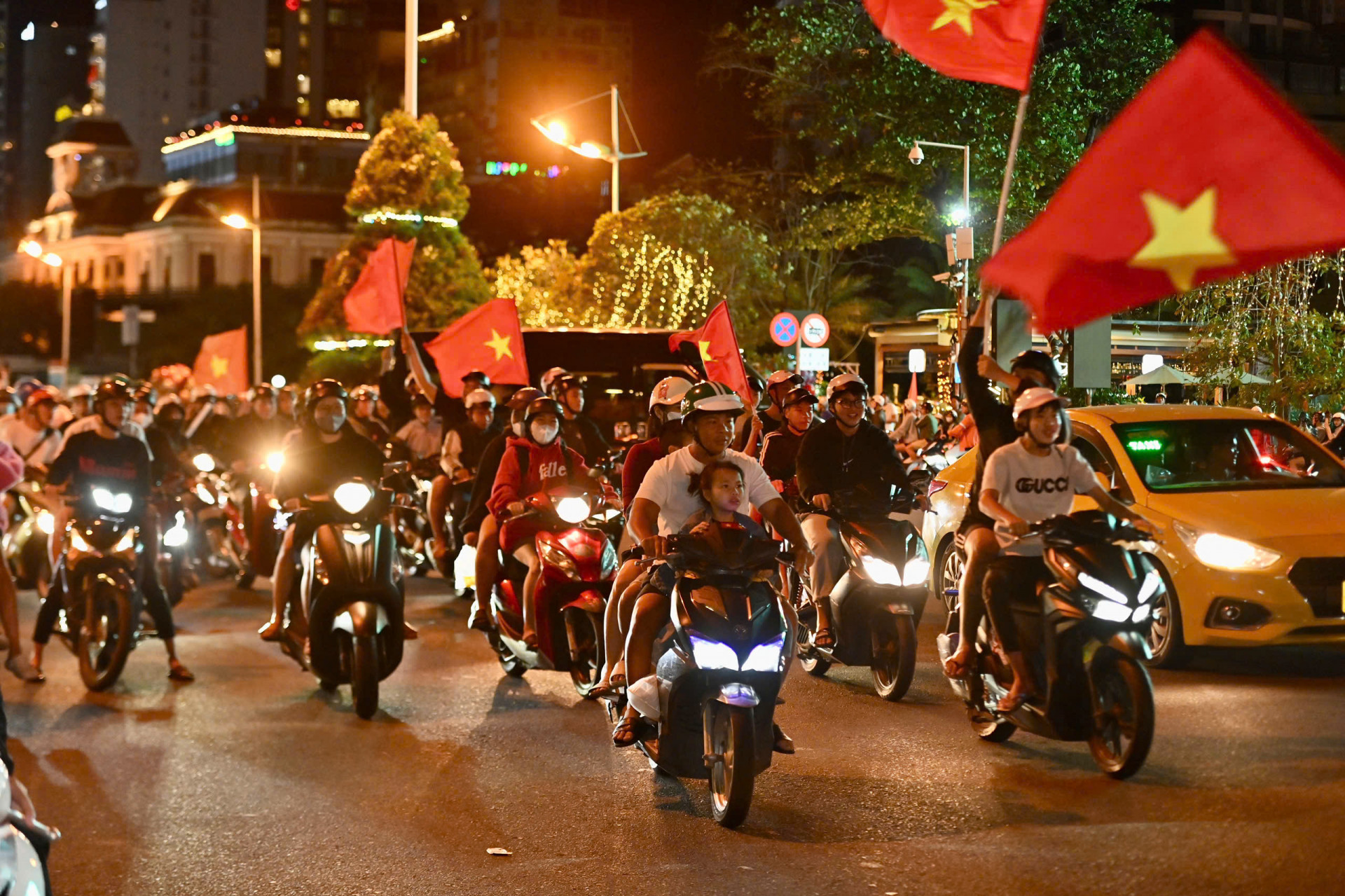 Người dân Nha Trang ăn mừng chiến thắng của đội tuyển Việt Nam trước đội tuyển Thái Lan.