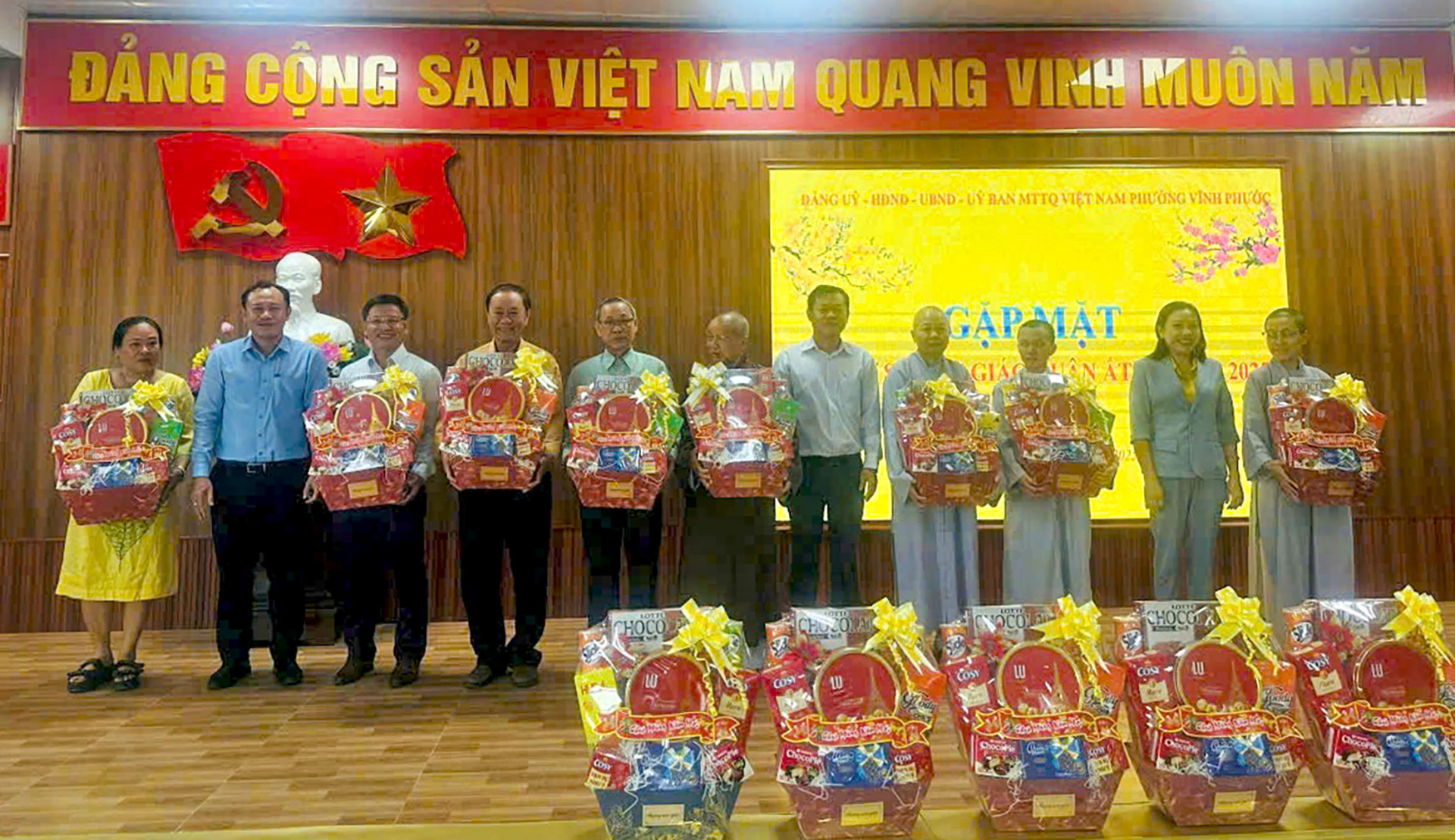 Lãnh đạo phường tặng quà cho các cơ sở tôn giáo. 