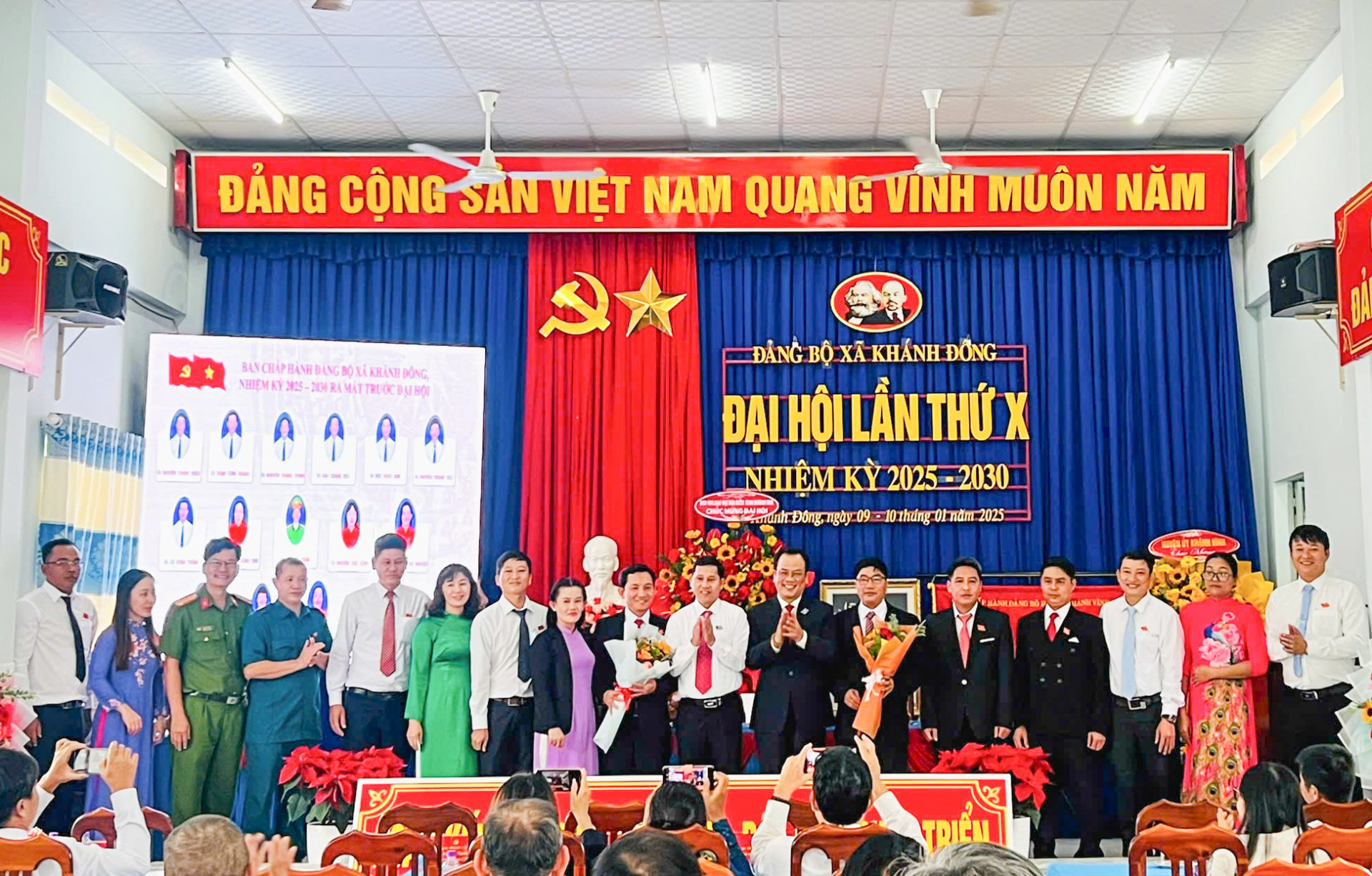 Các đại biểu tặng hoa chúc mừng Ban Chấp hành Đảng bộ xã khóa X.