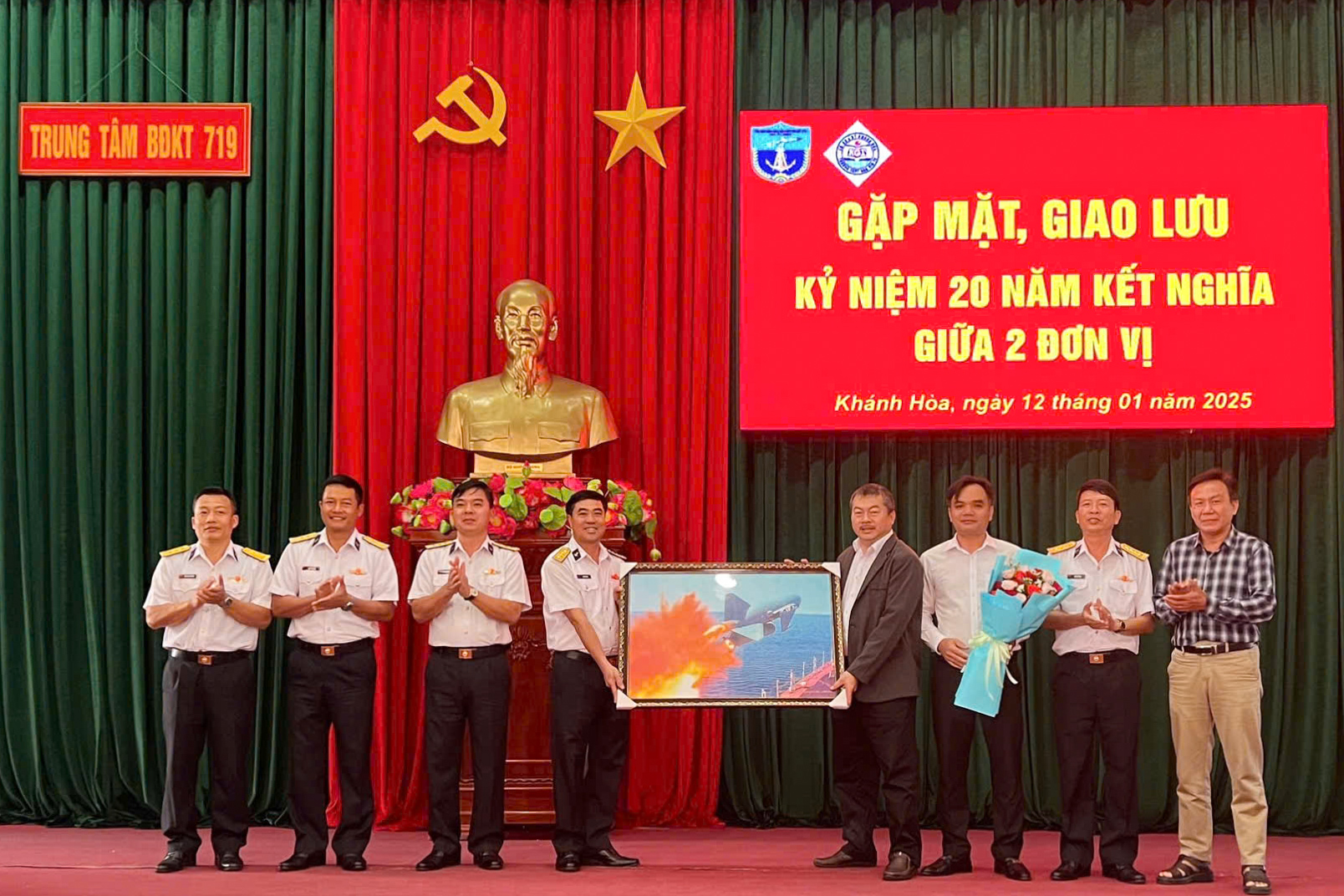 Trung tâm Bảo đảm Kỹ thuật 719 và Trường THPT Ngô Gia Tự kỷ niệm 20 năm kết nghĩa