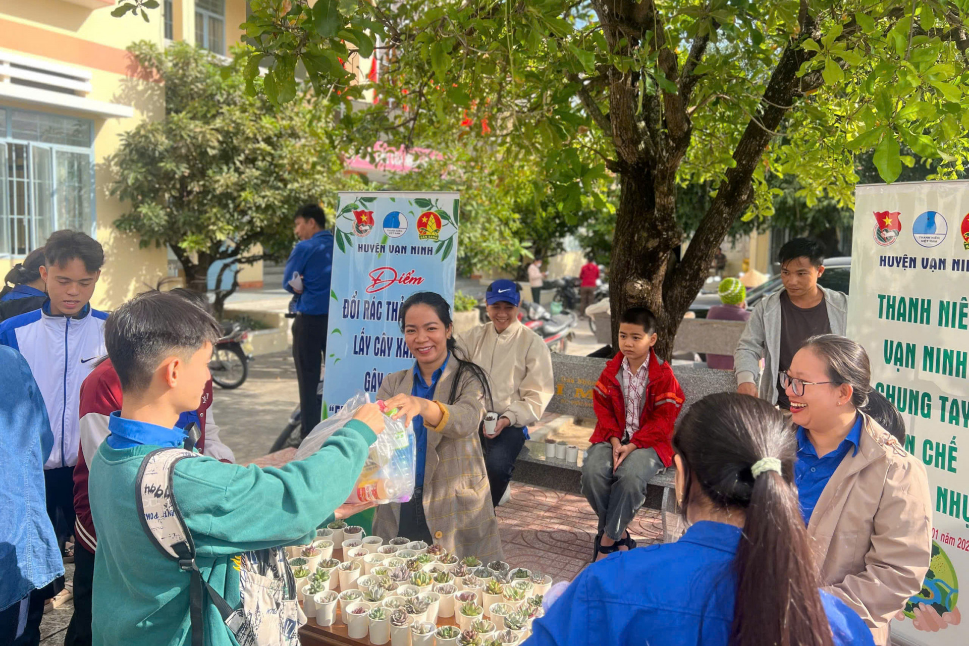 Các đoàn viên, thanh niên tham gia đổi rác thải nhựa lấy cây xanh.