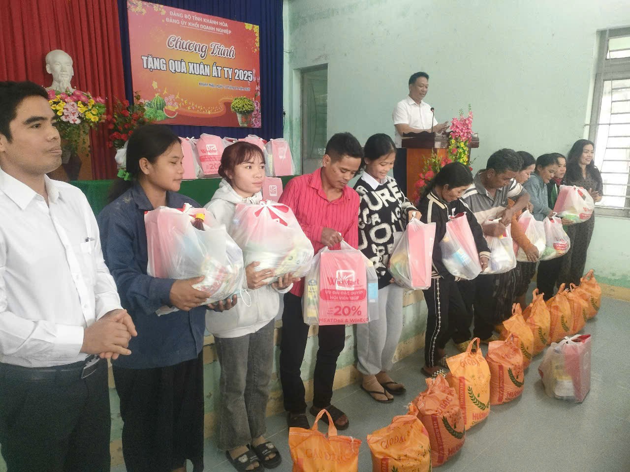 Đảng ủy Khối doanh nghiệp tỉnh và các đơn vị tặng quà hộ nghèo xã Khánh Hiệp, huyện Khánh Vĩnh