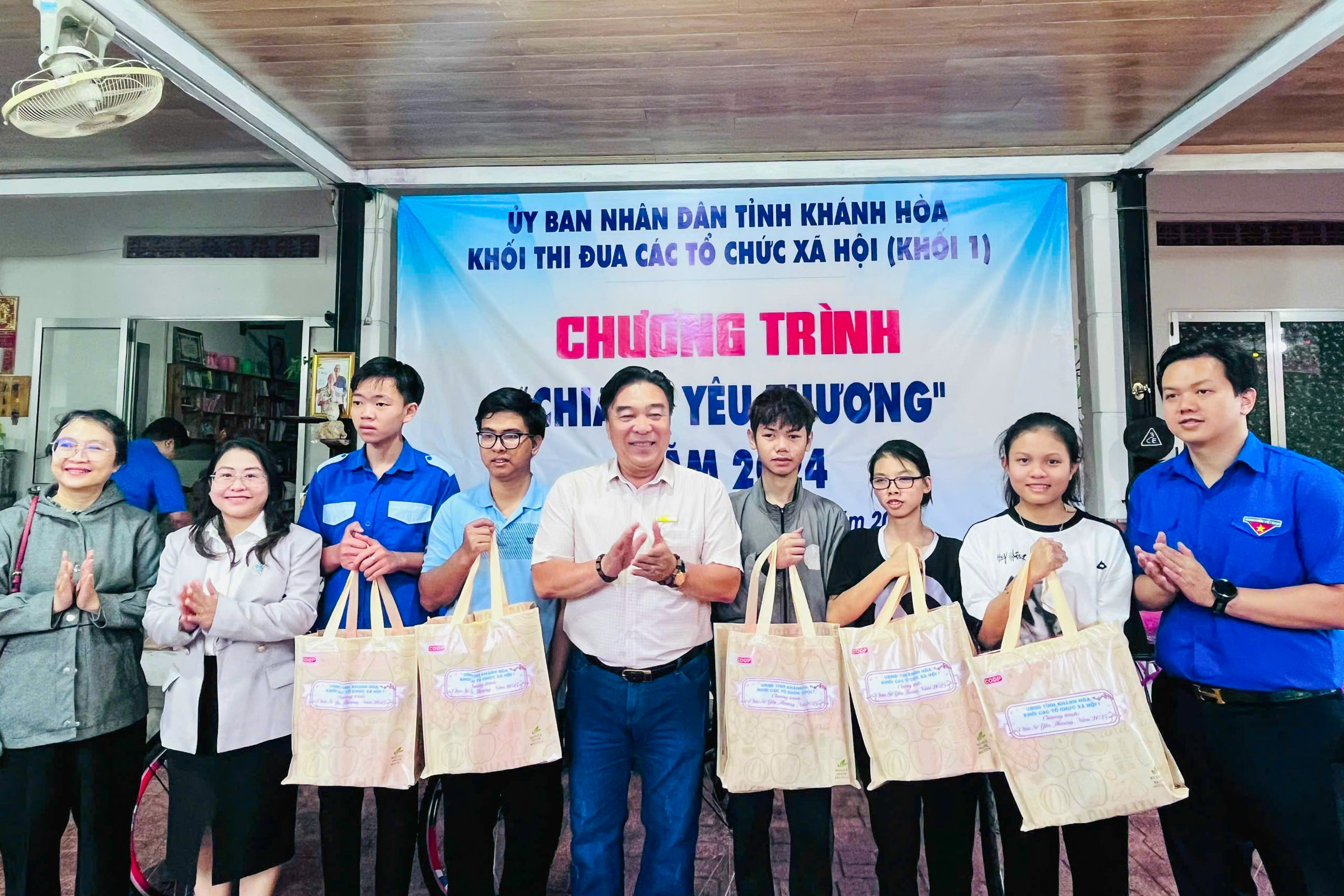 Khối thi đua các tổ chức xã hội (Khối 1): Trao quà và xe đạp cho thanh thiếu nhi khó khăn