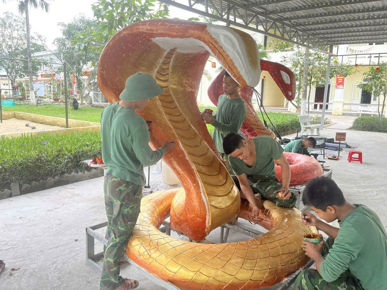 Cán bộ, chiến sĩ chăm chút trong việc đắp linh vật năm mới Ất Tỵ.